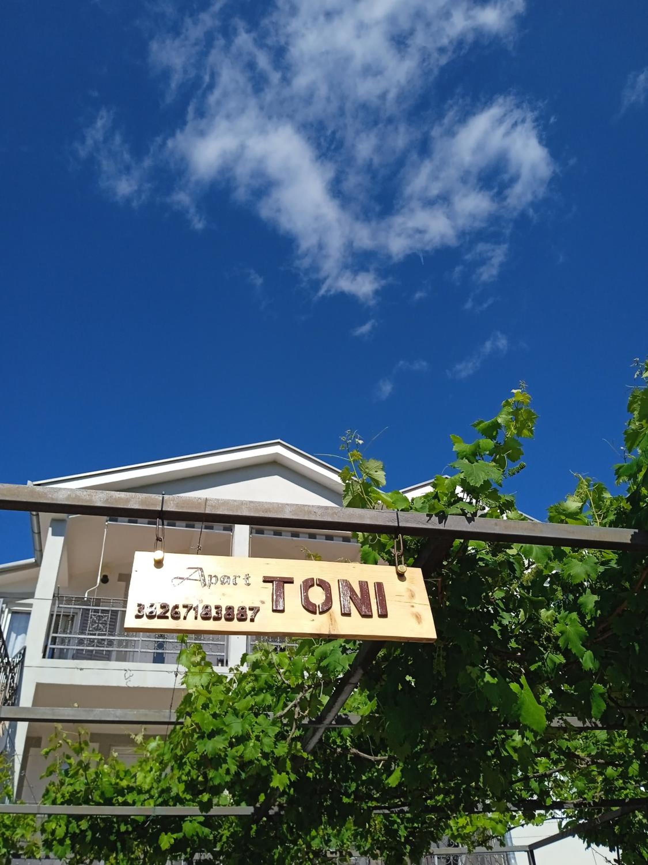 ApartToni