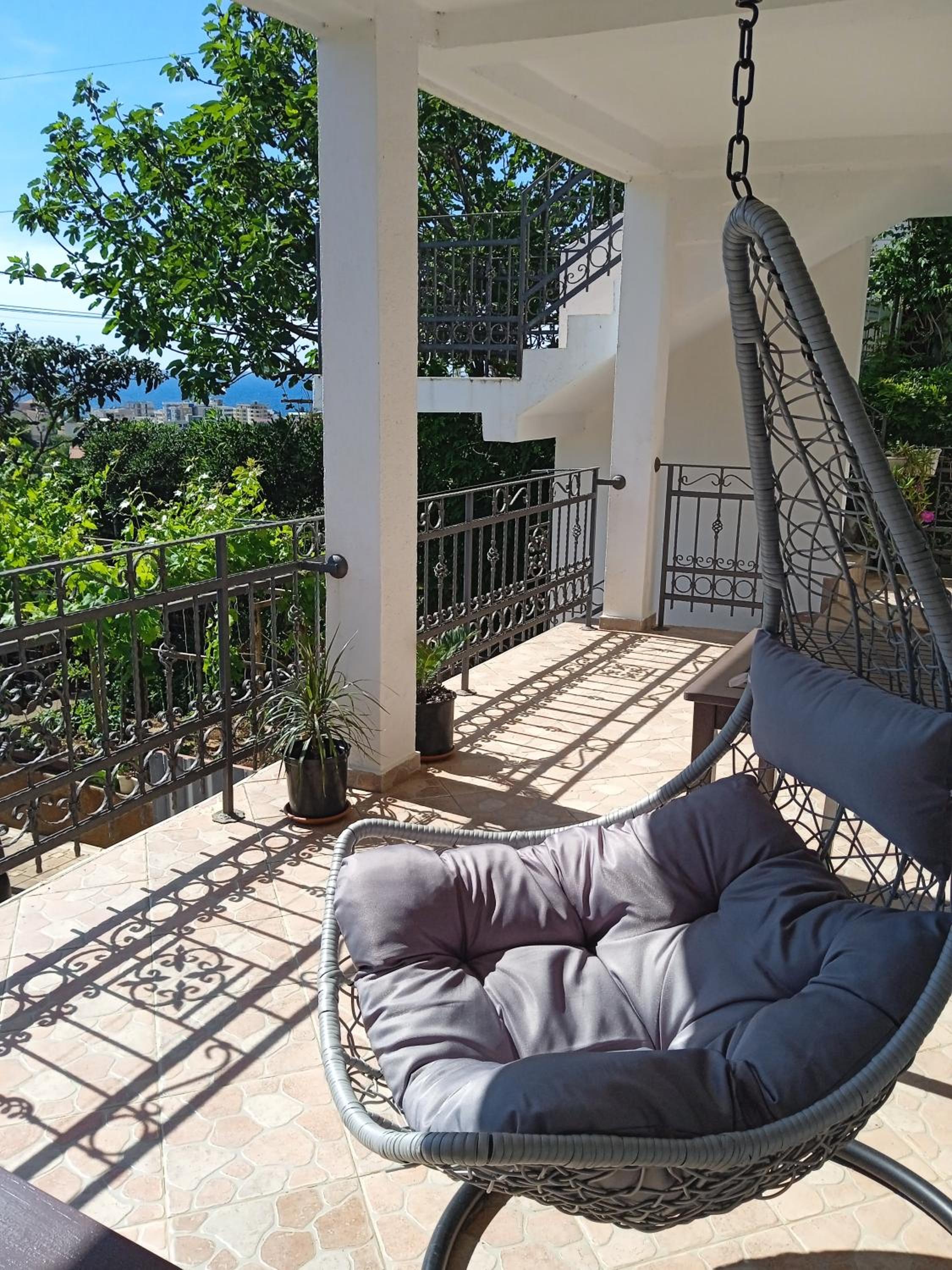 ApartToni