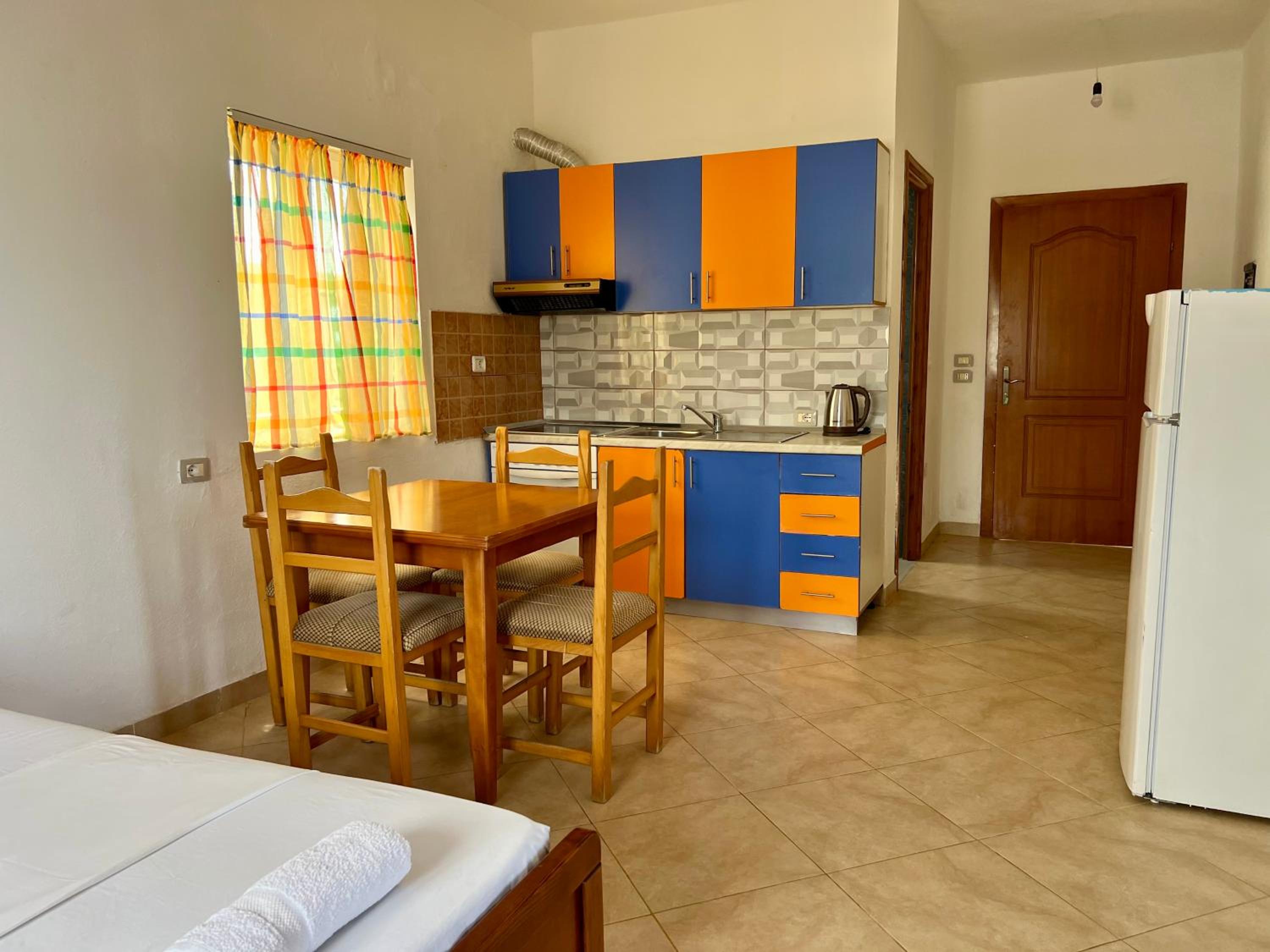 Redi's Seaview Apartments