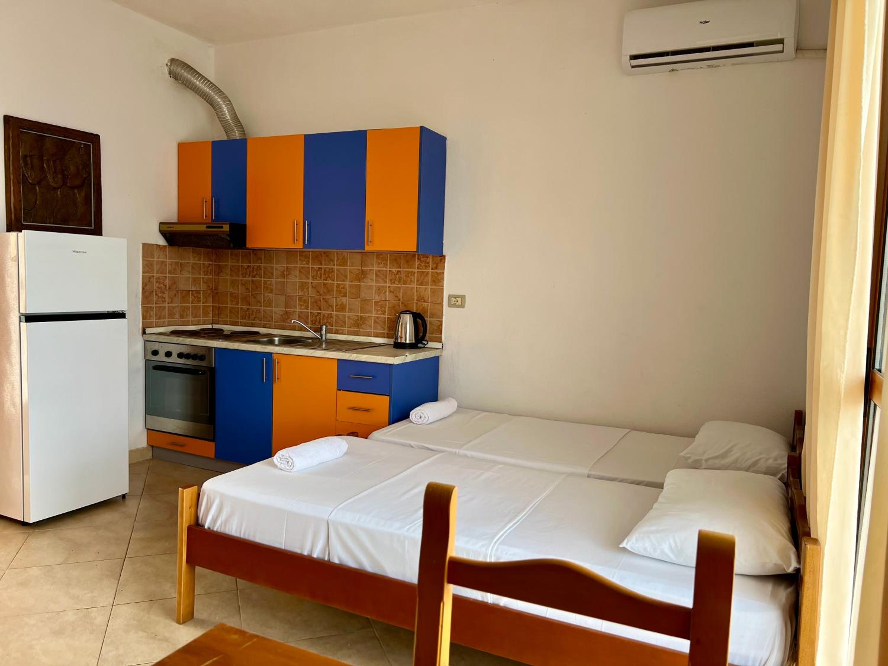 Redi's Seaview Apartments