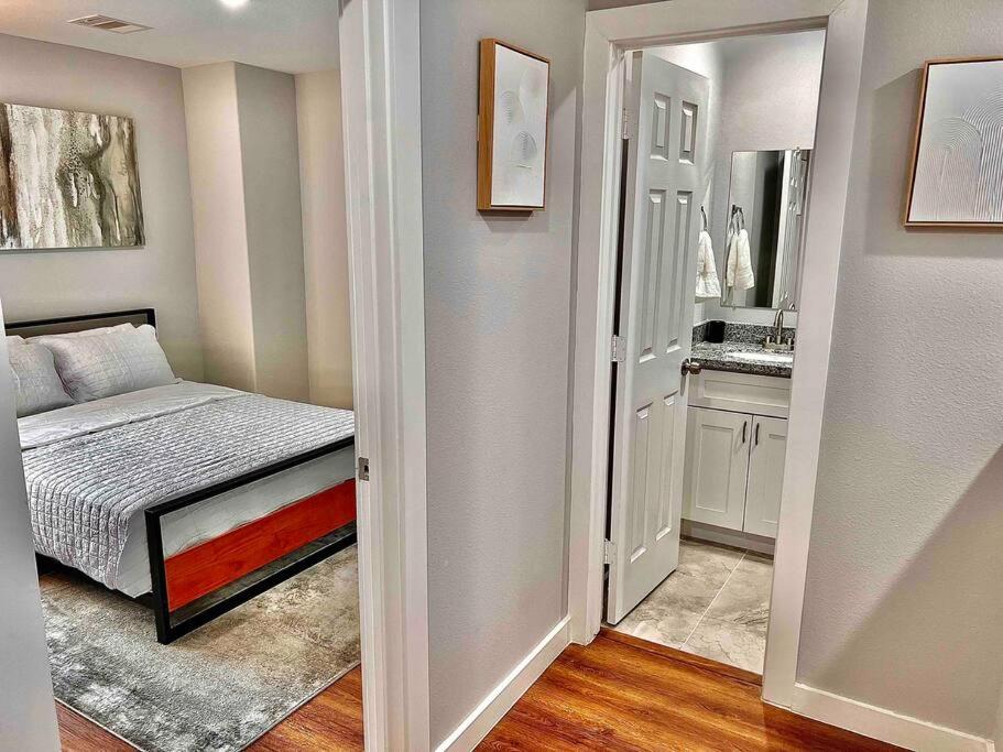 3 Bedroom Luxury Home Near Downtown view 3