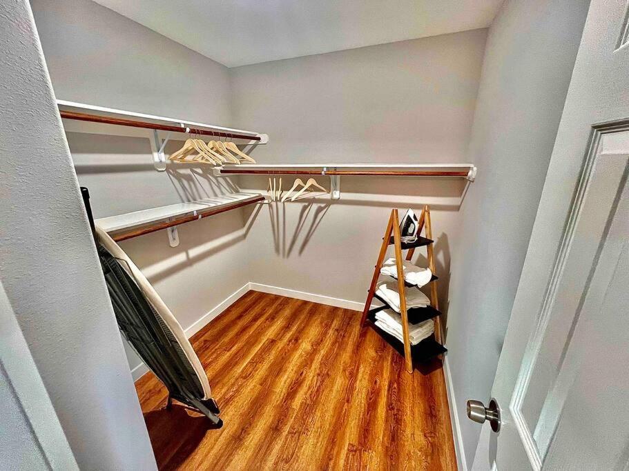 3 Bedroom Luxury Home Near Downtown view 4
