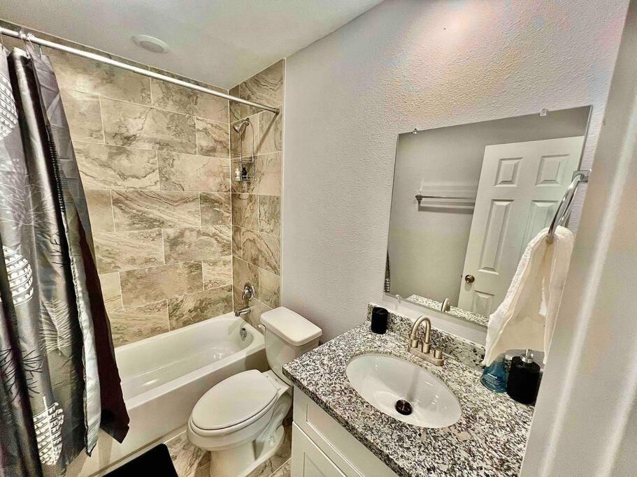 3 Bedroom Luxury Home Near Downtown view 5