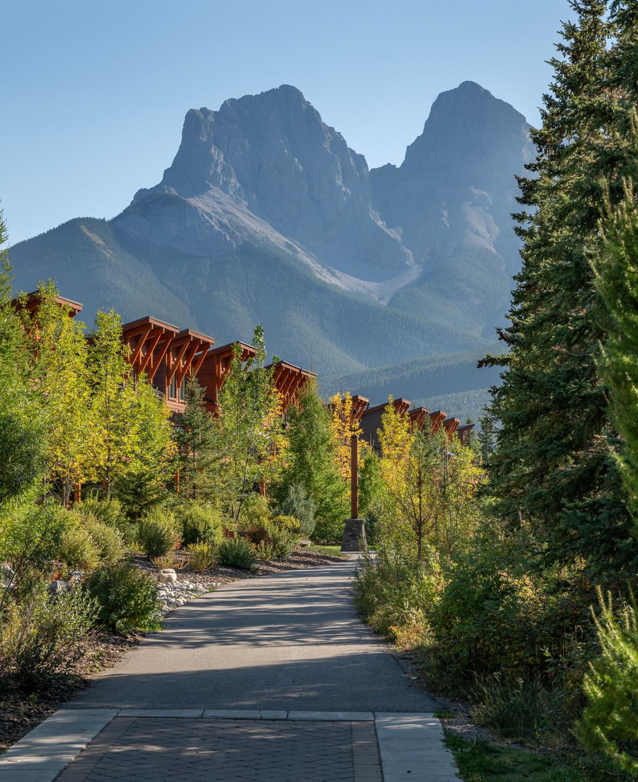 New Spacious Mountain View Condo in Canmore With Hot Tub, Park Pass, Prime Location