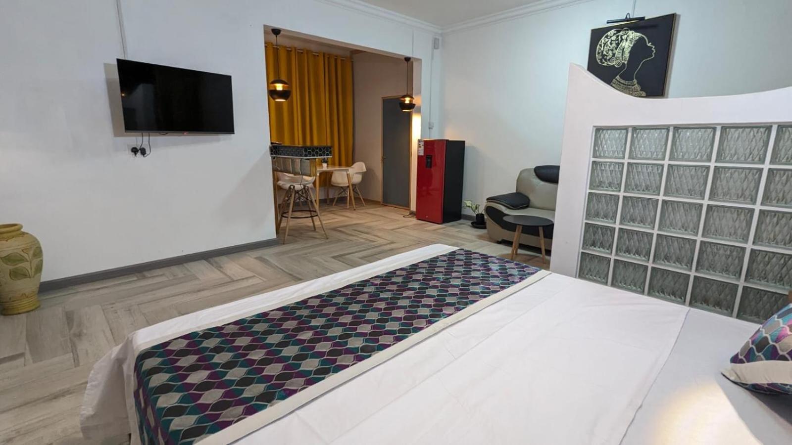 Happy House - cosy studio for 2 with pool and walking distance to Blue Bay beach view 2