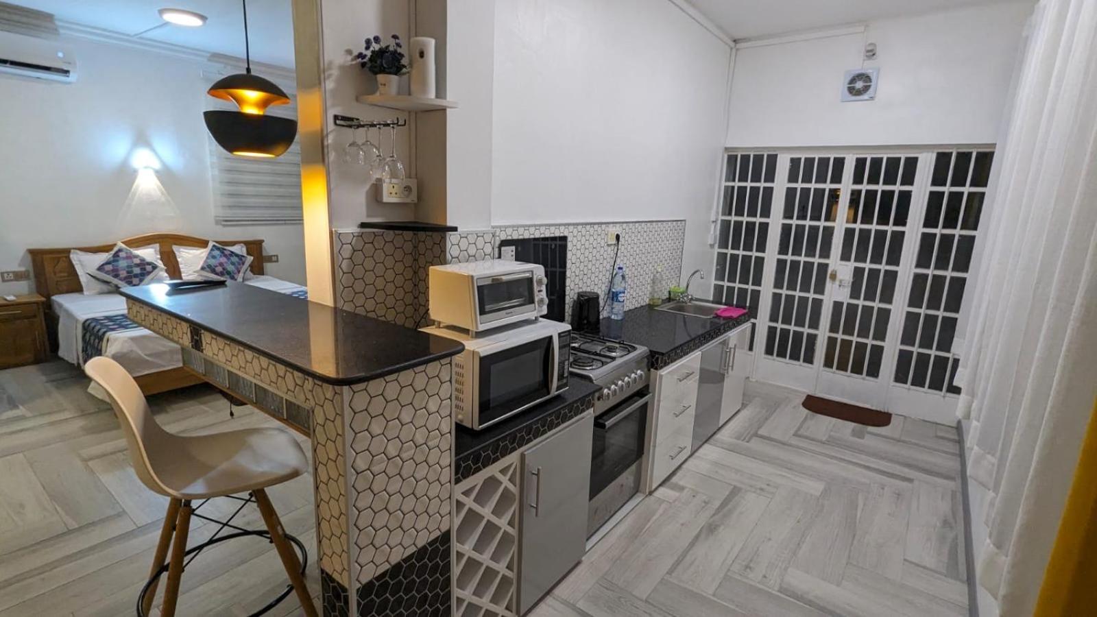 Happy House - cosy studio for 2 with pool and walking distance to Blue Bay beach photo 3