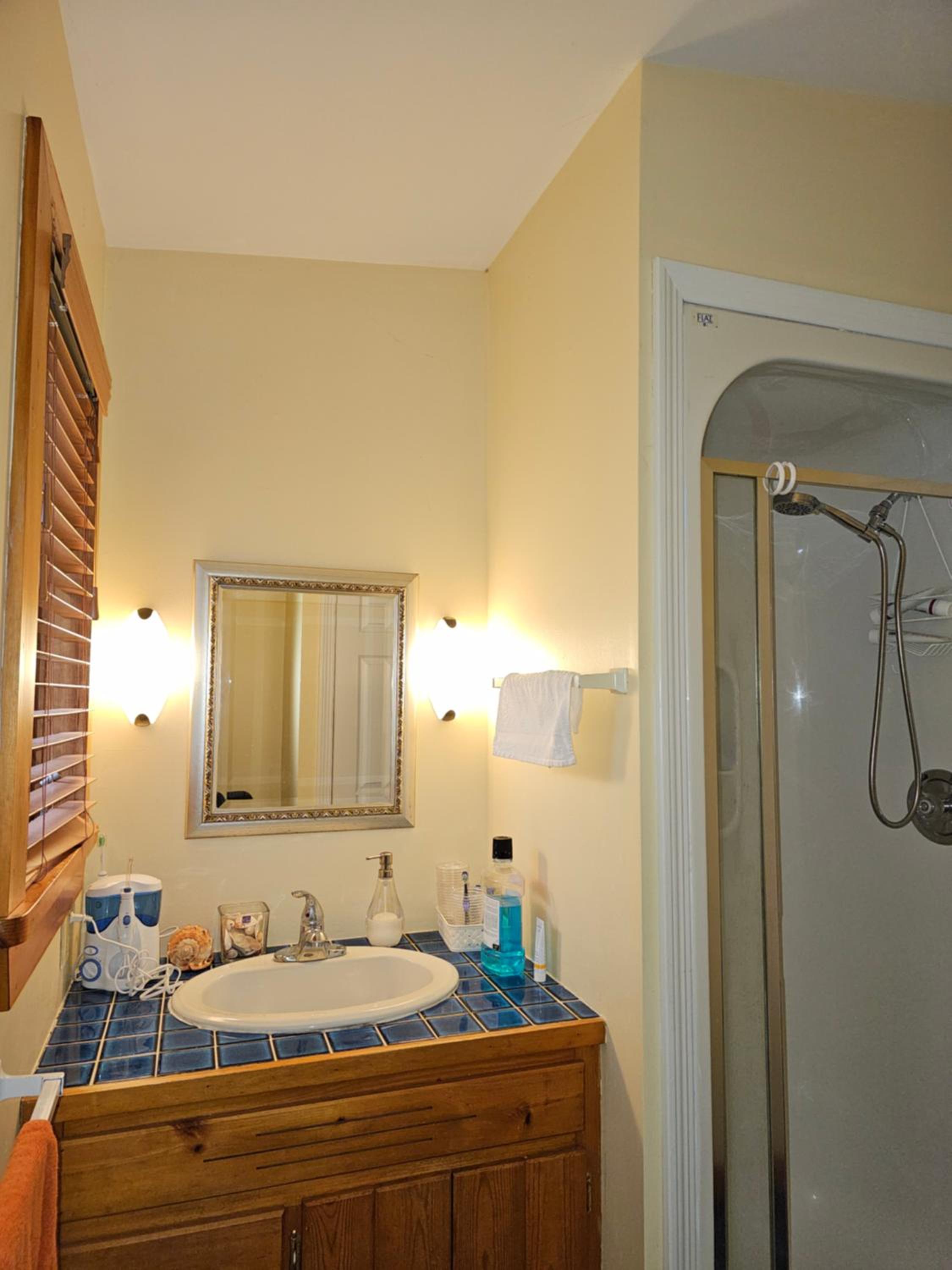 Oceanfront Garden Cottage - Gateway to Attractions and Towns, Private Cove Mooring