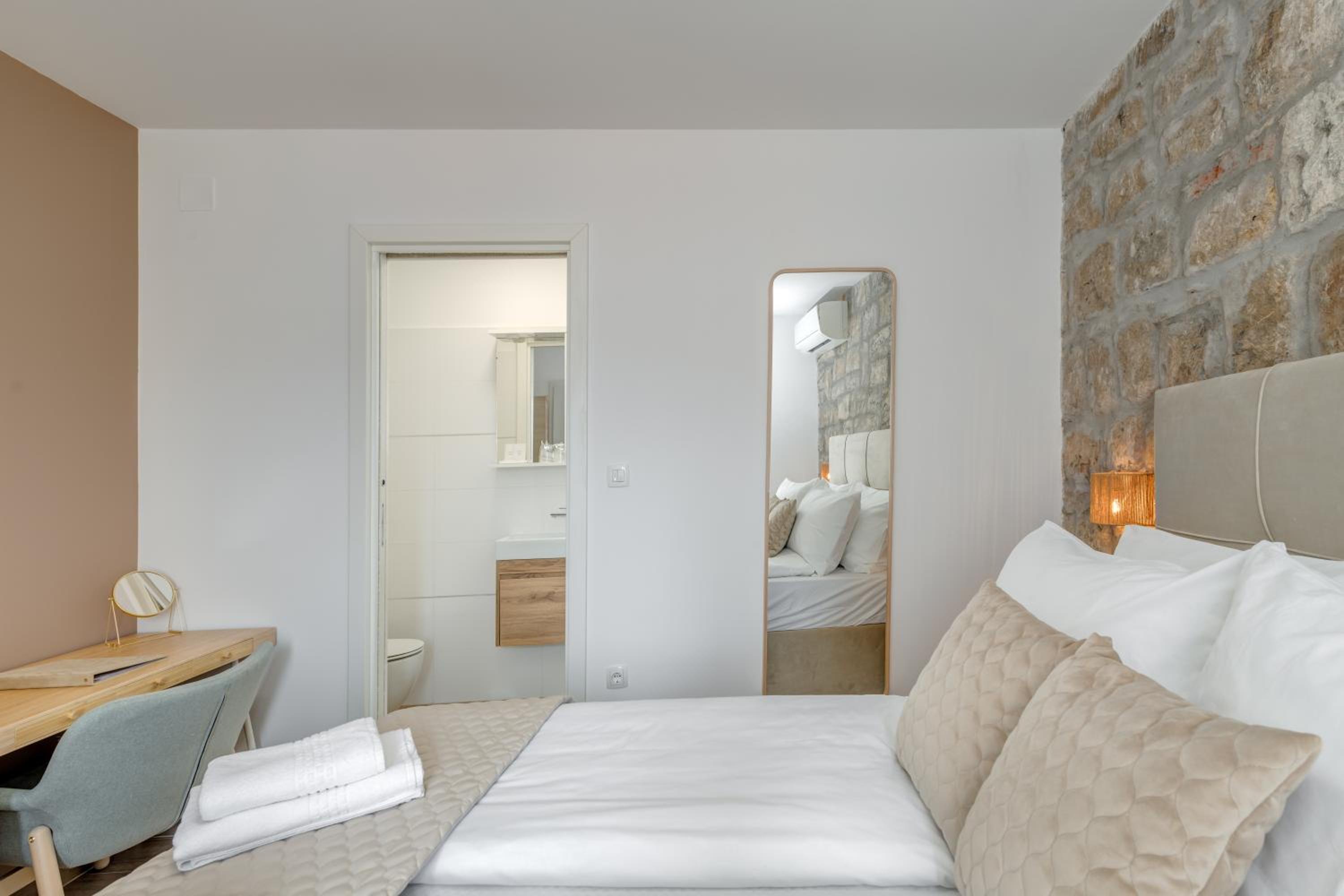 InMotion Luxury Rooms photo 3