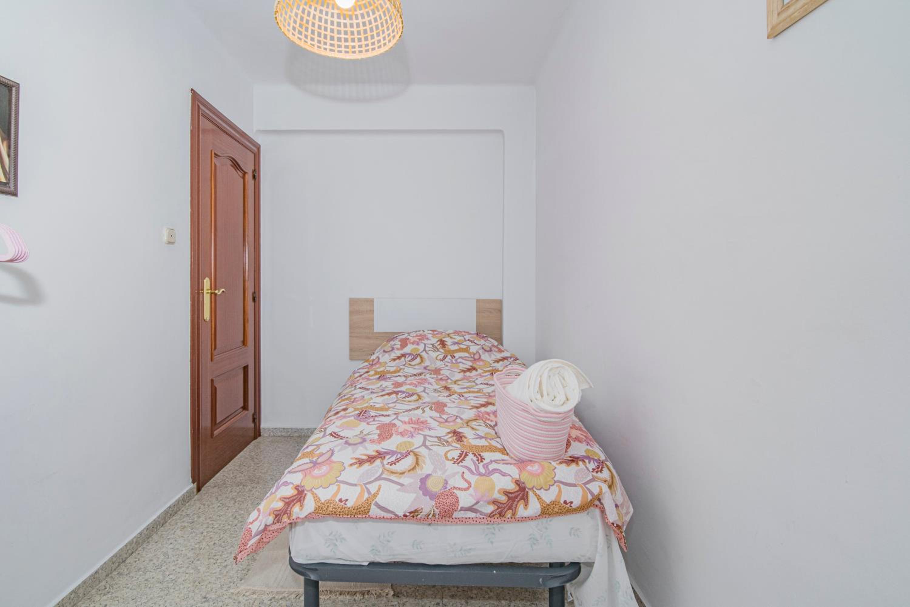 Delfín Retreat con Terraza junto a parada de Metro view 5