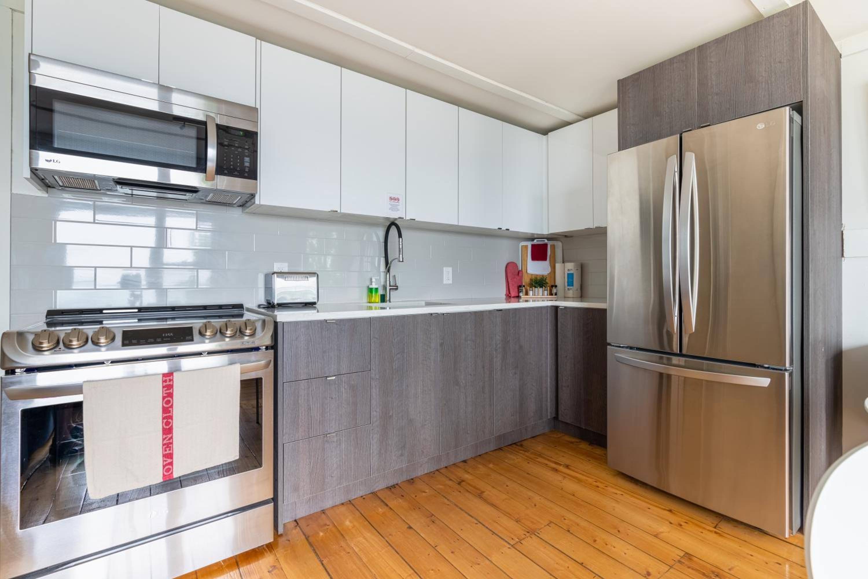 The Long Beach Resort - Beachfront Cottages & Townhouse Suites