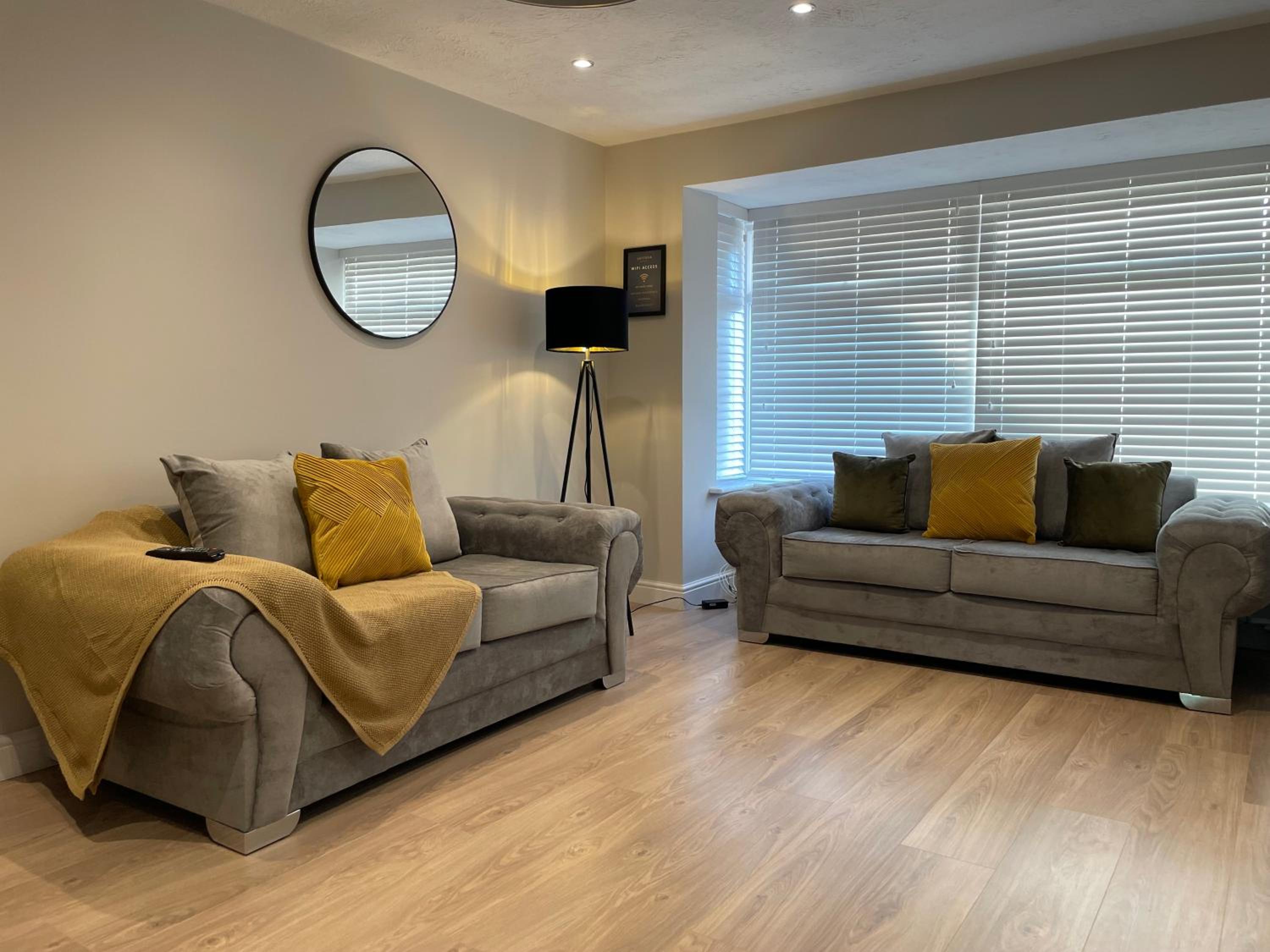 Stylish! 3 Bedroom City Centre Home + FREE Parking