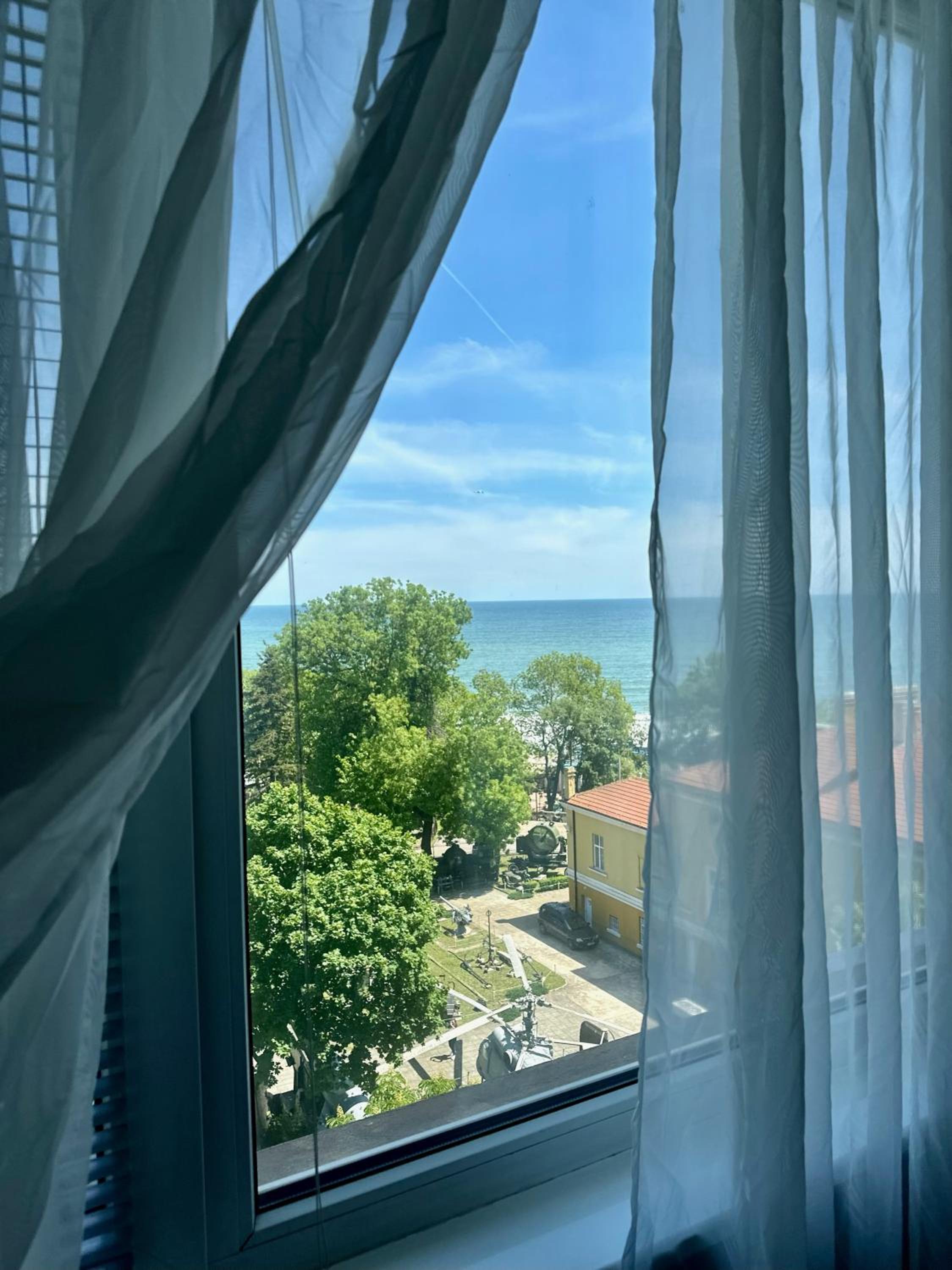 Glarus Apartment with Infinity Sea View