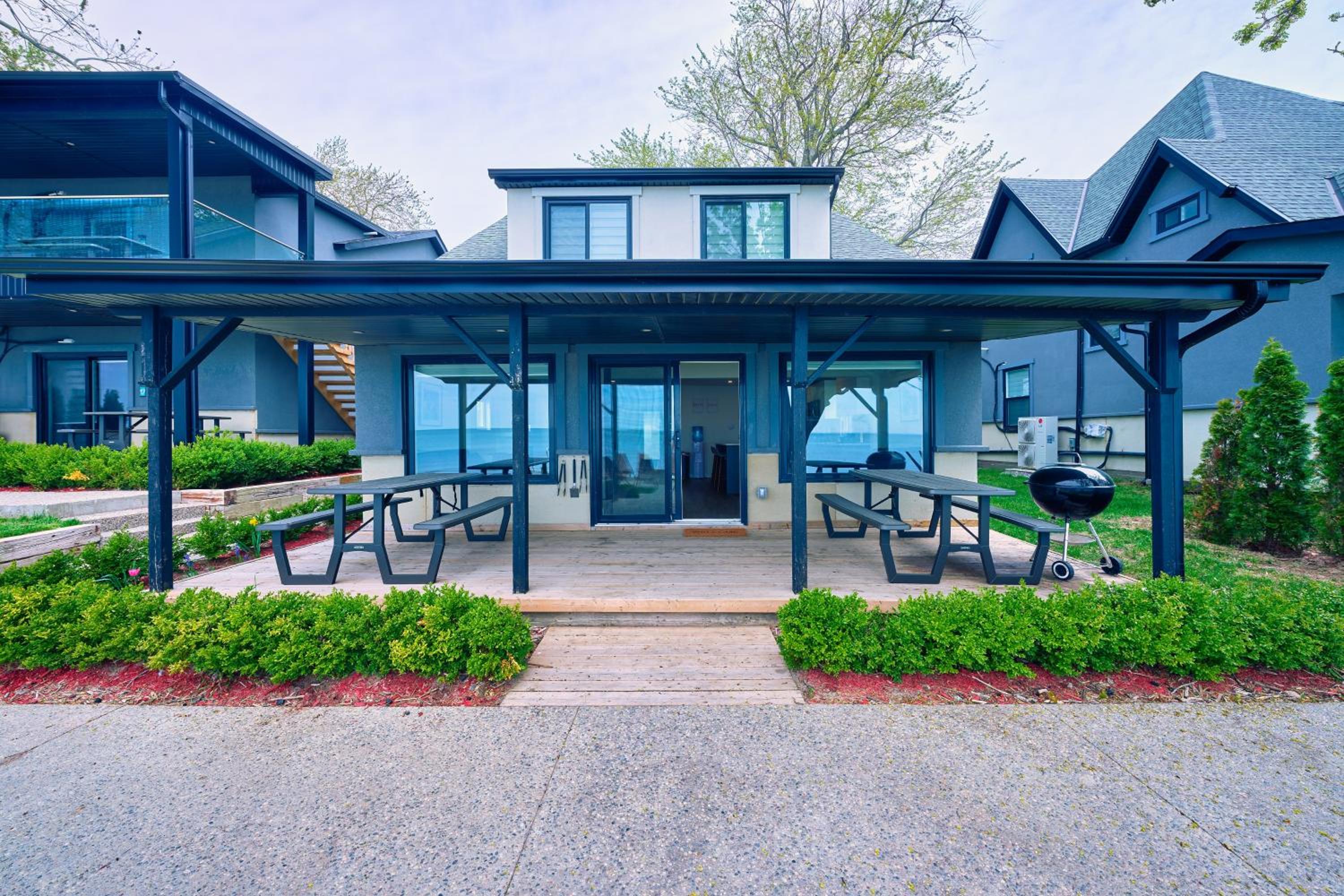 The Long Beach Resort - Beachfront Cottages & Townhouse Suites