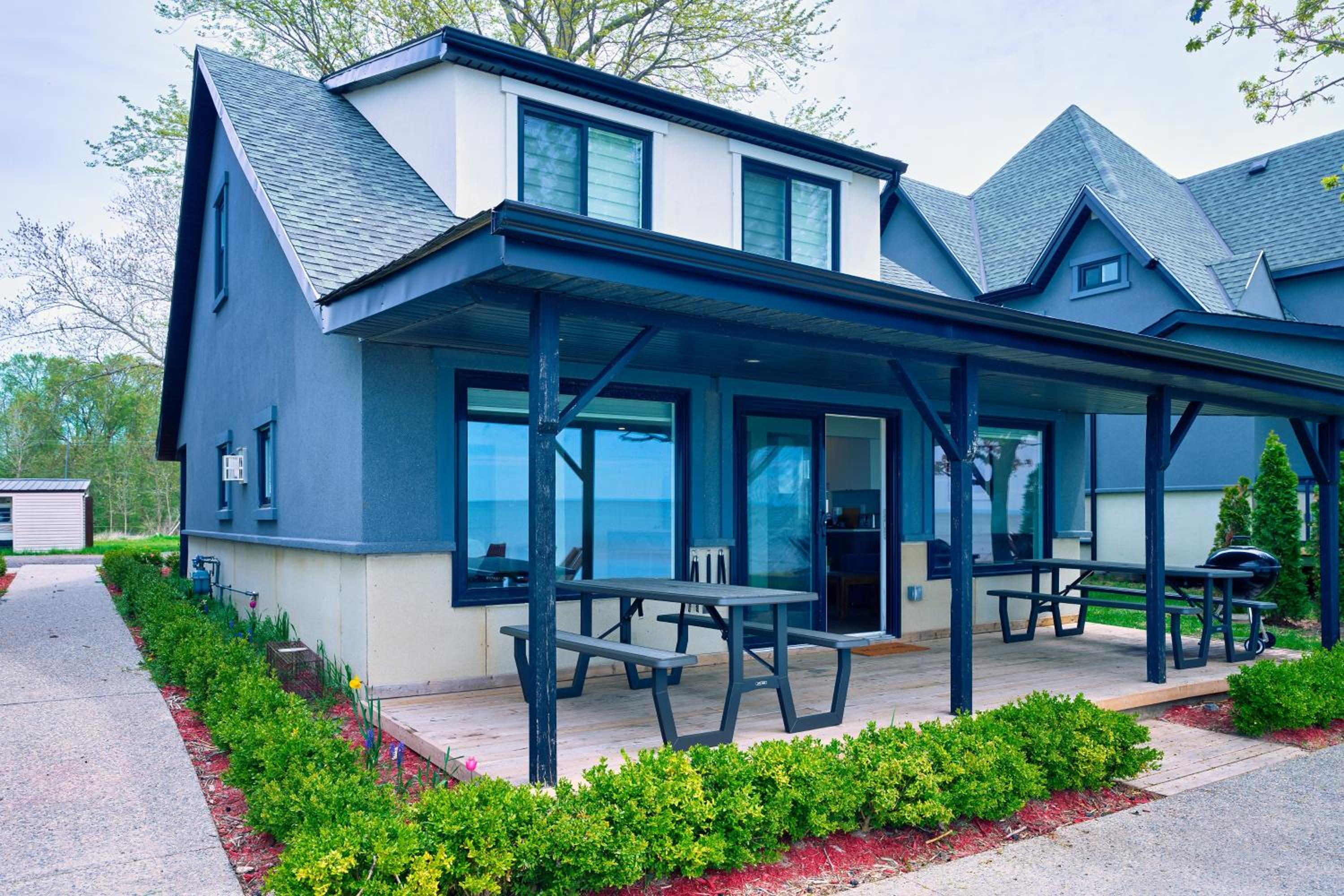 The Long Beach Resort - Beachfront Cottages & Townhouse Suites