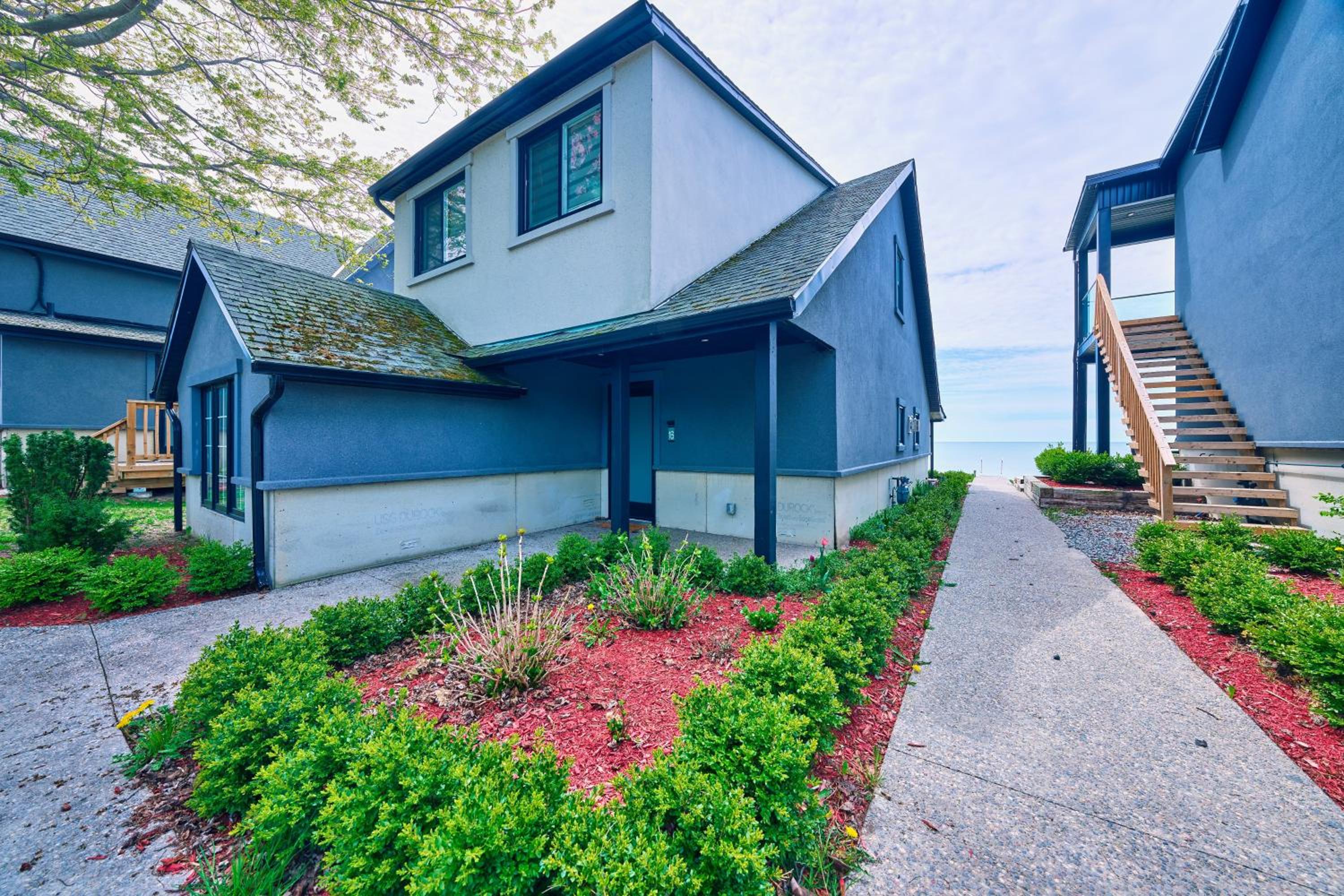 The Long Beach Resort - Beachfront Cottages & Townhouse Suites
