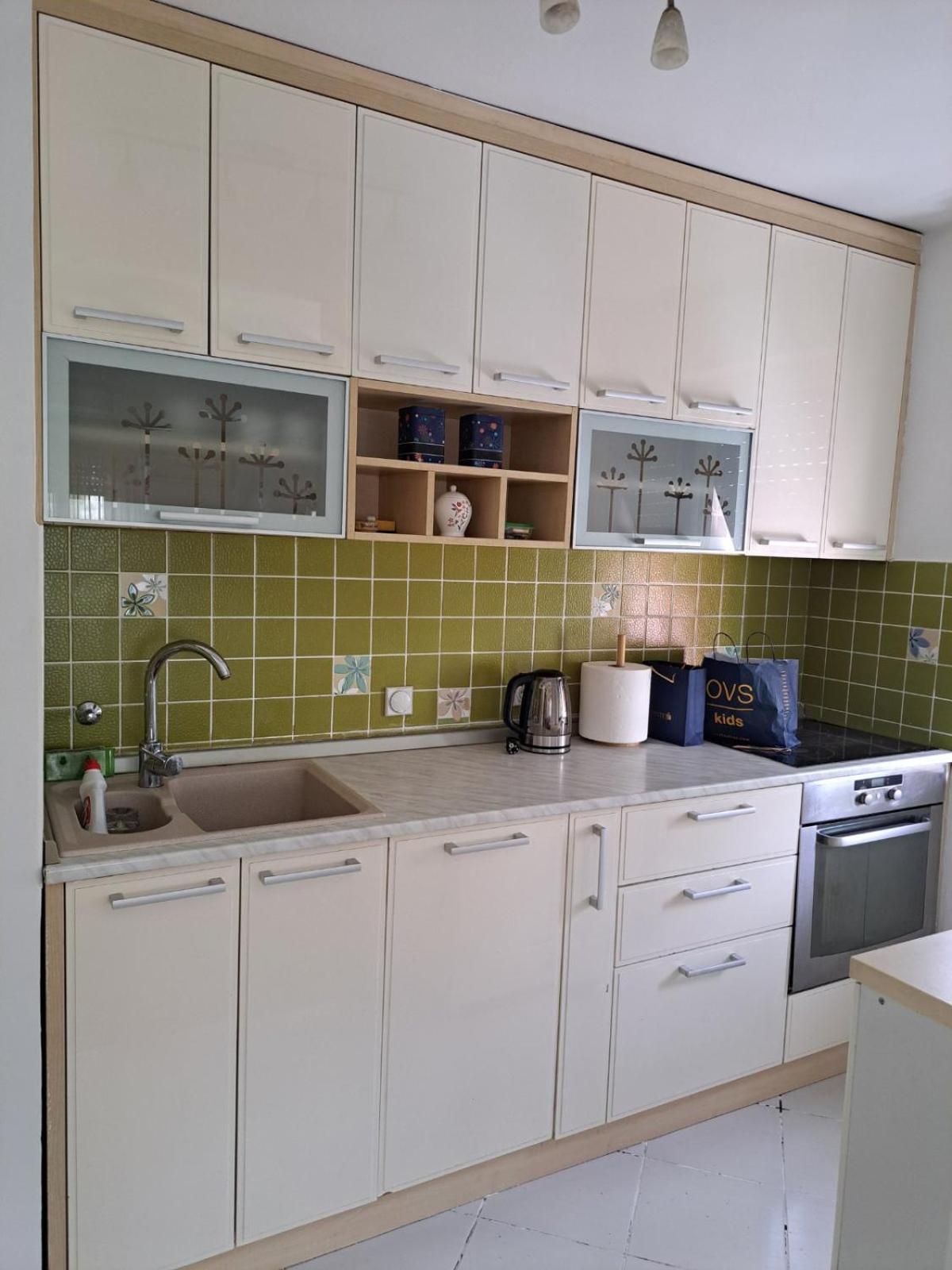 123 Apartment with Garage view 2