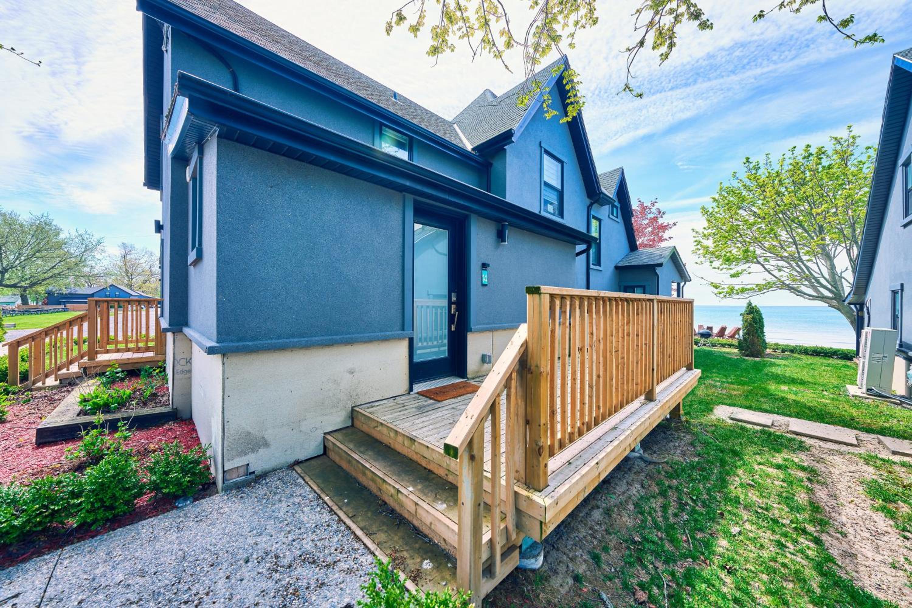 The Long Beach Resort - Beachfront Cottages & Townhouse Suites