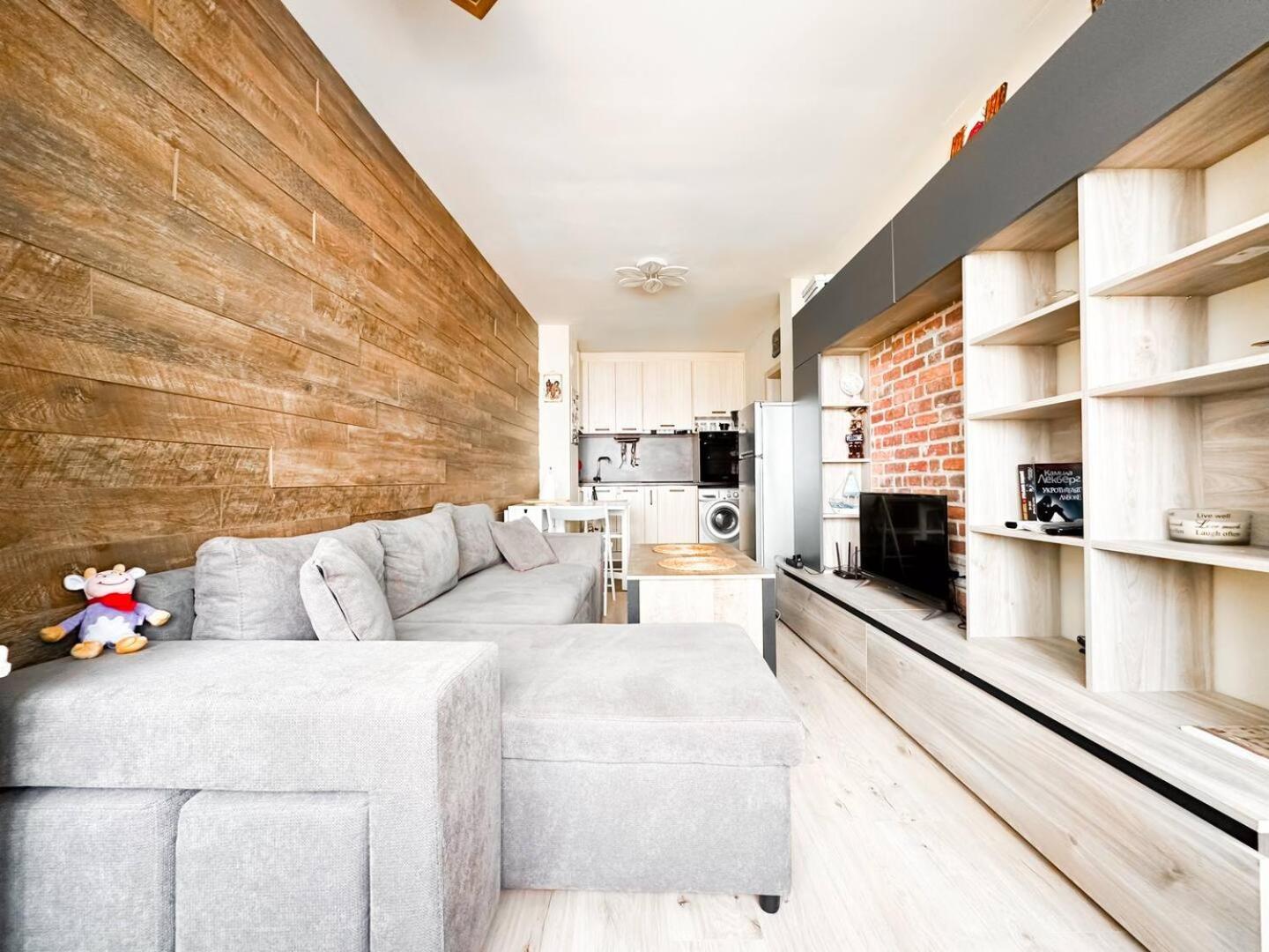 Nomad Friendly Free Parking Kitchen Ac