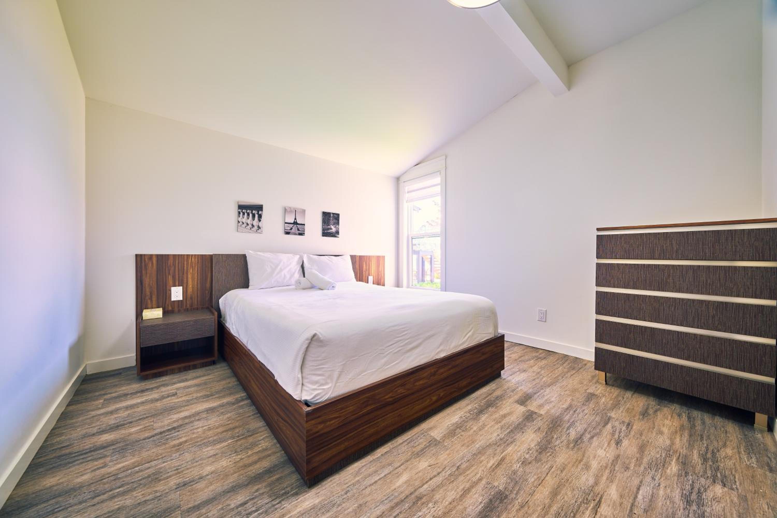 The Long Beach Resort - Beachfront Cottages & Townhouse Suites