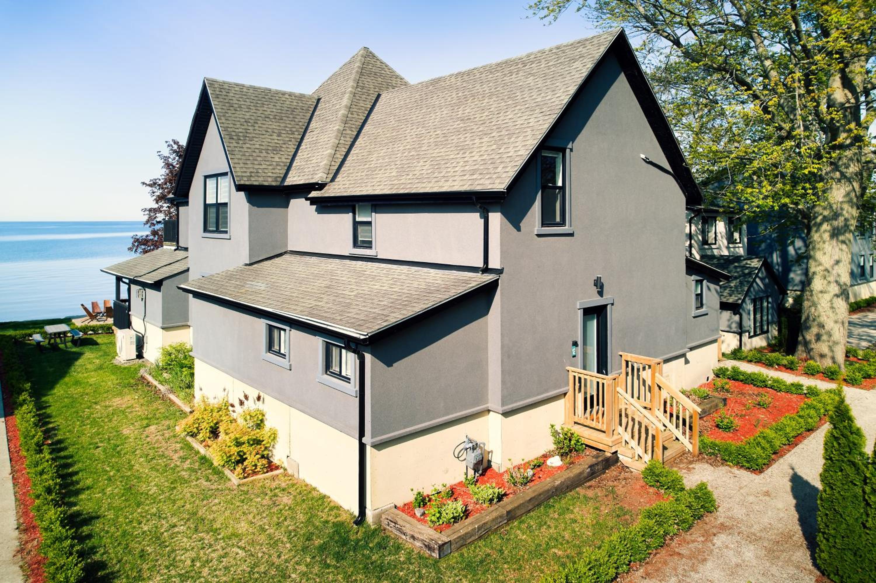 The Long Beach Resort - Beachfront Cottages & Townhouse Suites
