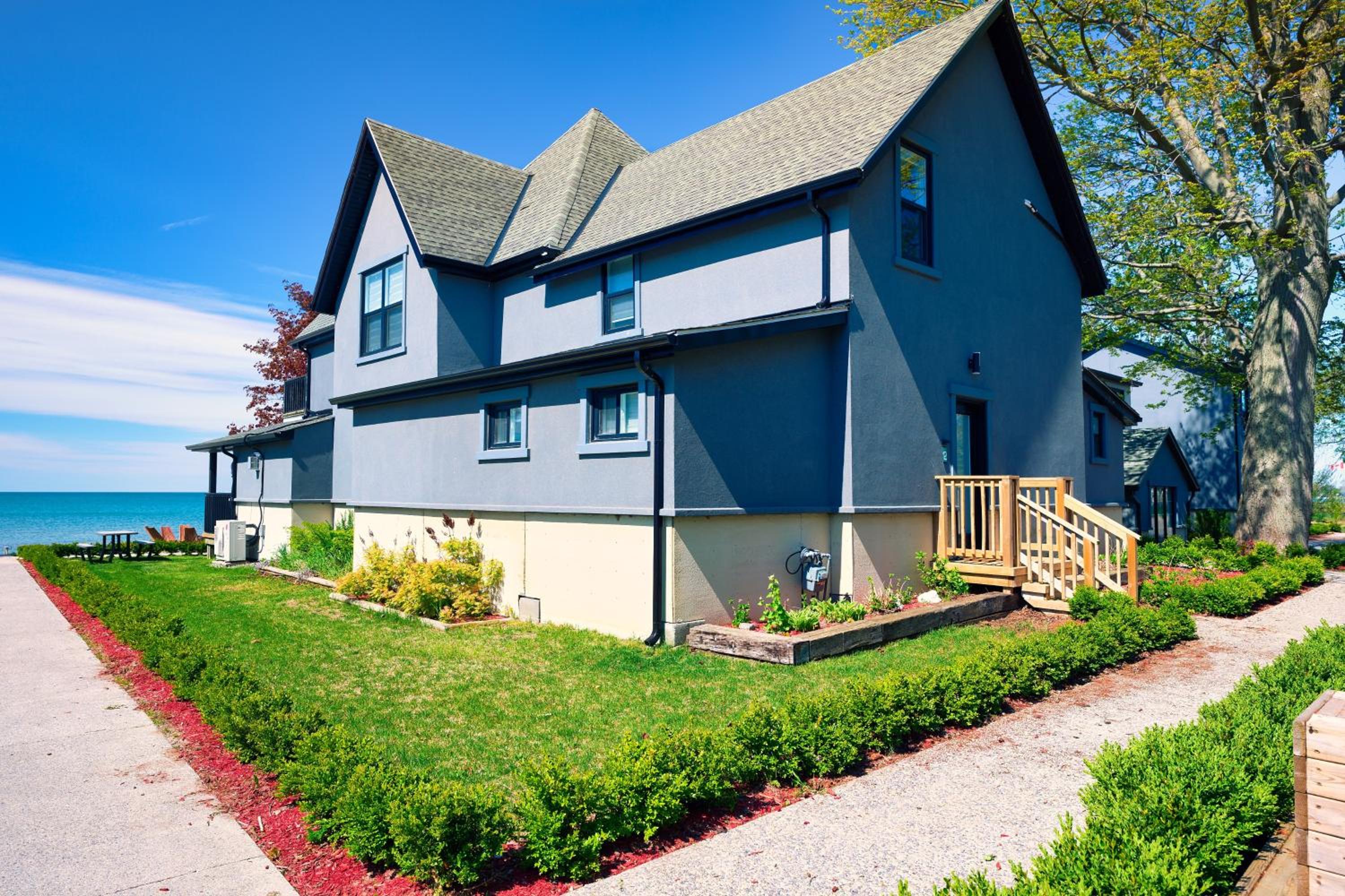 The Long Beach Resort - Beachfront Cottages & Townhouse Suites