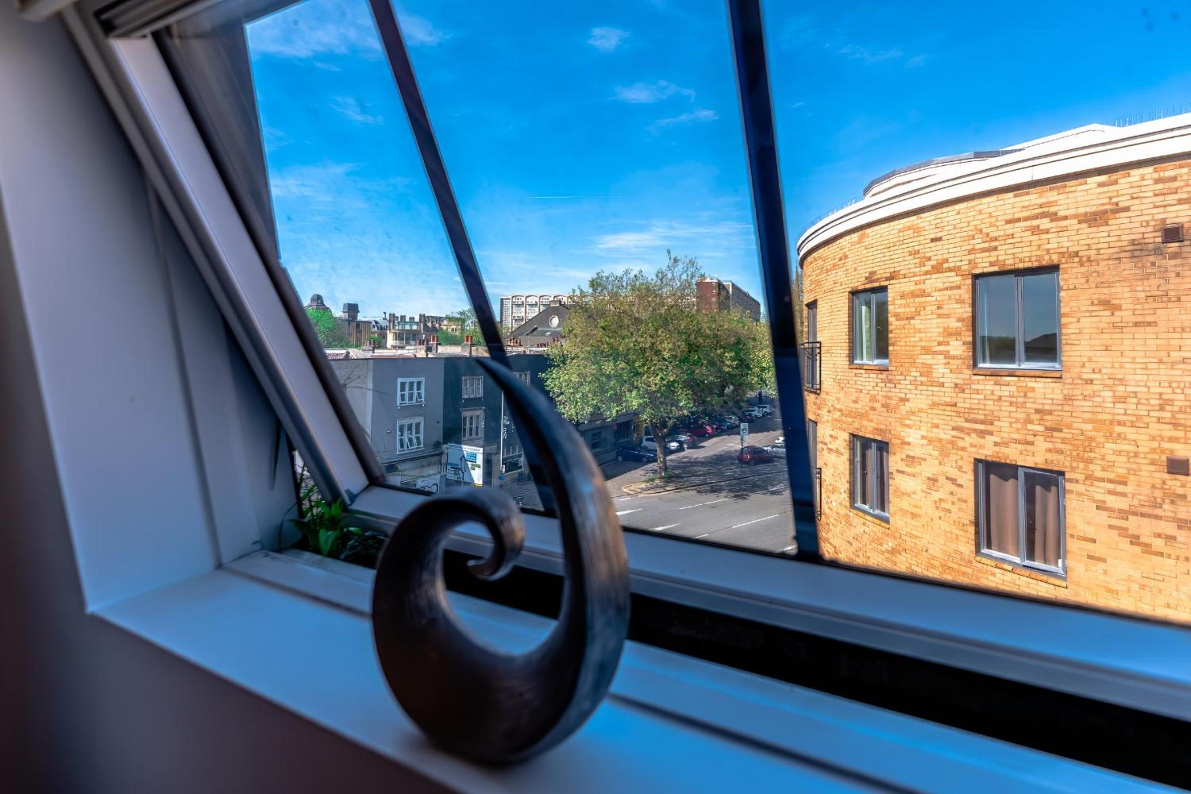 Sleek Modern Apt - Ideal City Center Locale view 4
