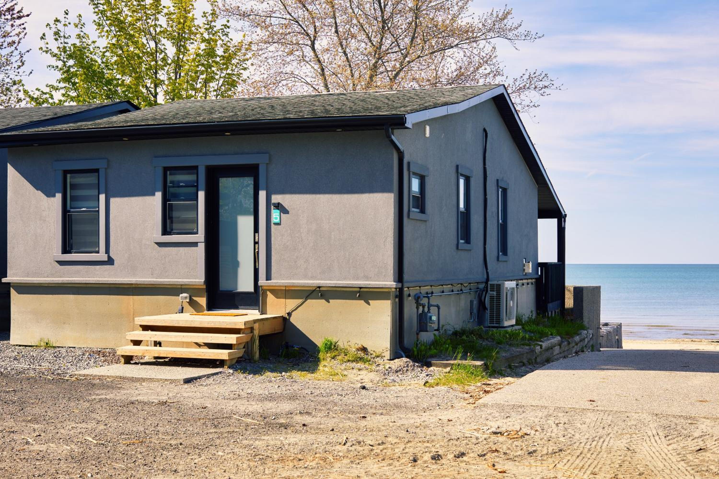 The Long Beach Resort - Beachfront Cottages & Townhouse Suites