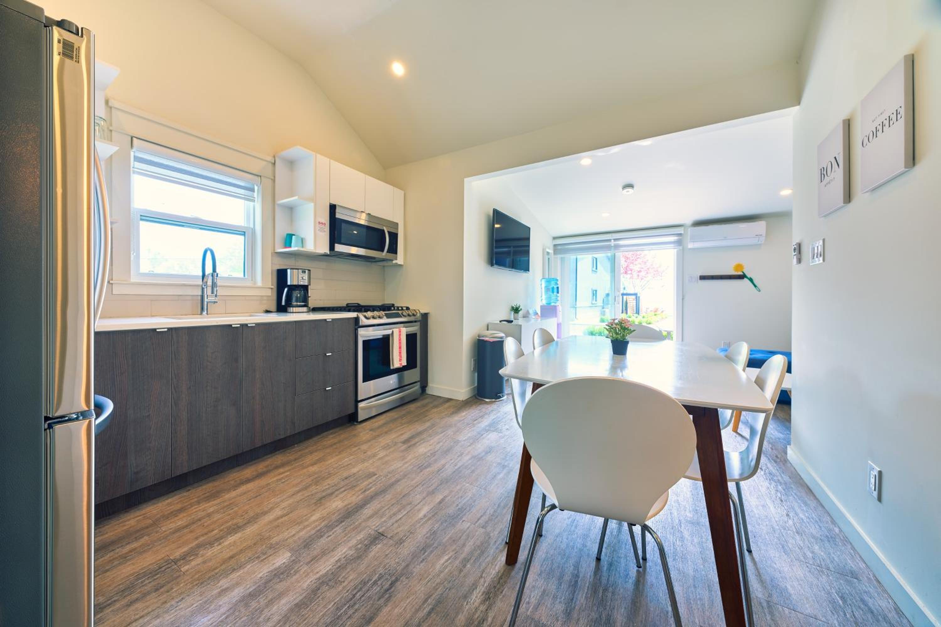 The Long Beach Resort - Beachfront Cottages & Townhouse Suites