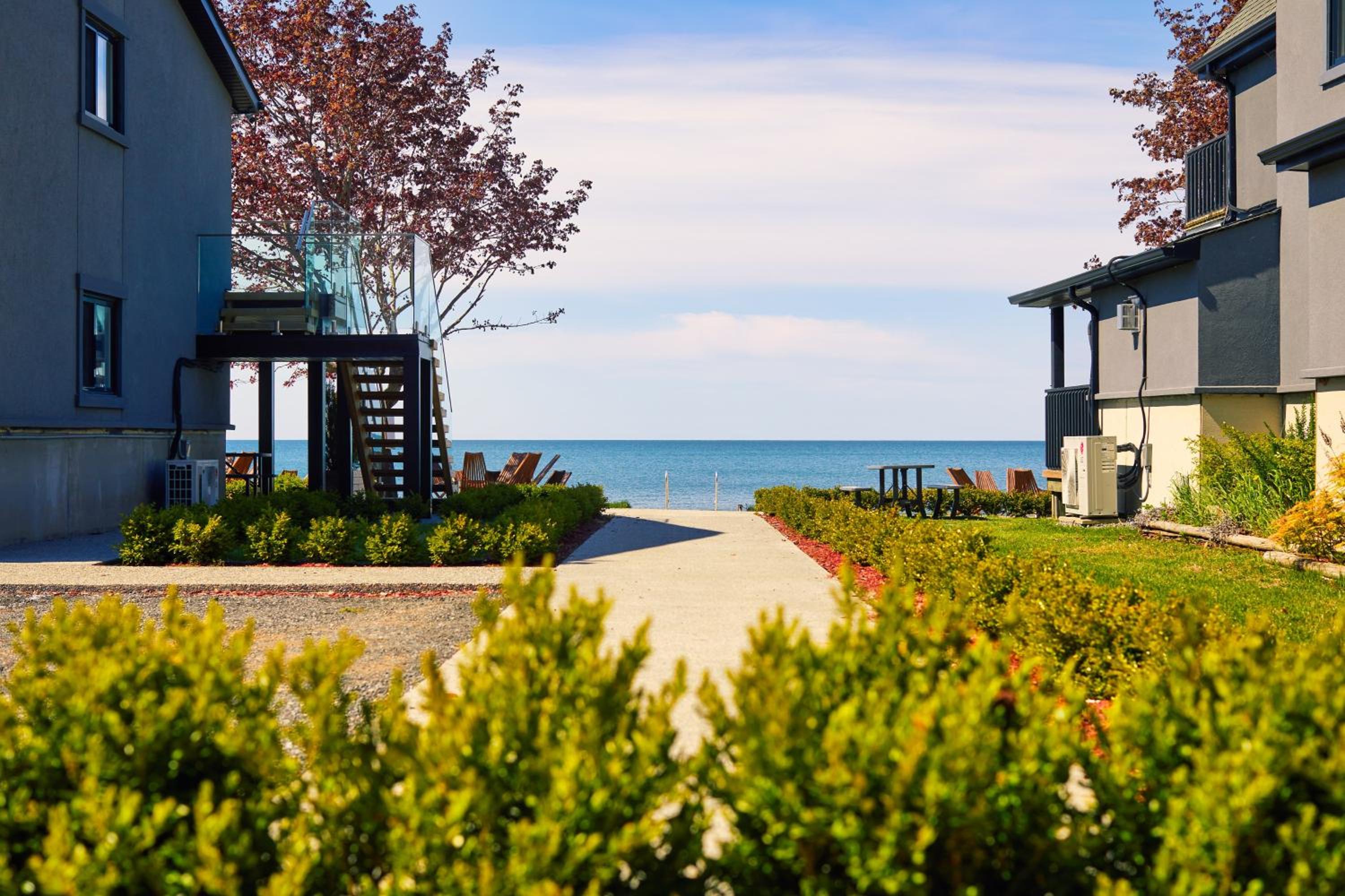 The Long Beach Resort - Beachfront Cottages & Townhouse Suites