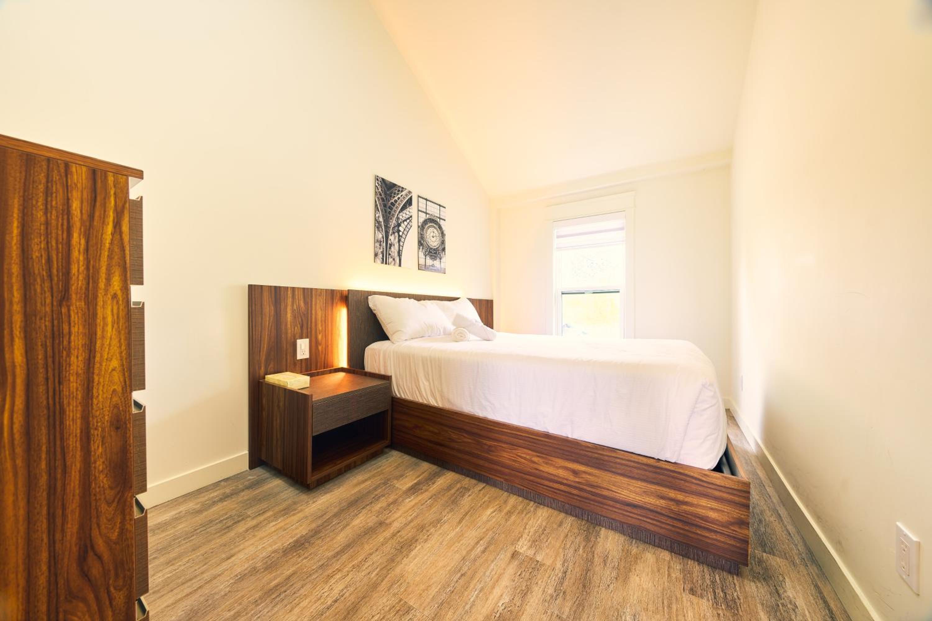 The Long Beach Resort - Beachfront Cottages & Townhouse Suites