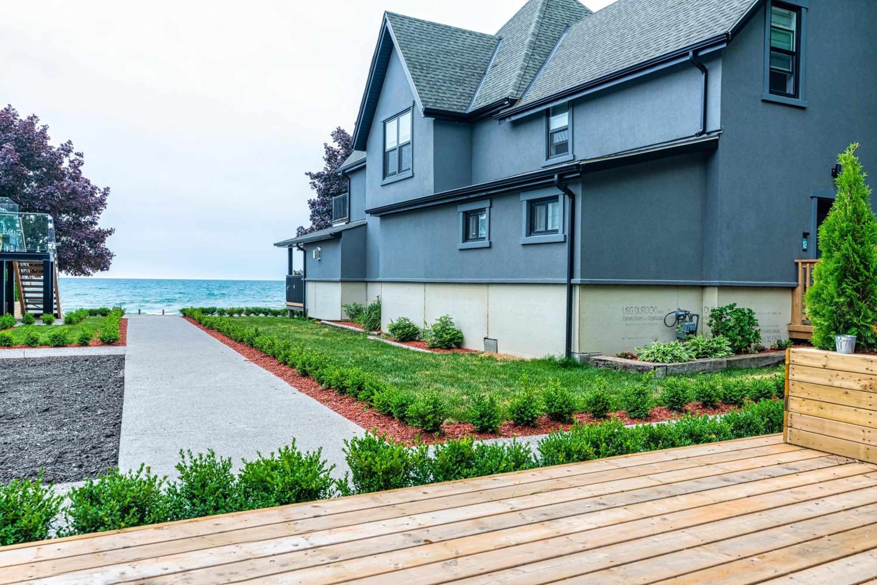 The Long Beach Resort - Beachfront Cottages & Townhouse Suites