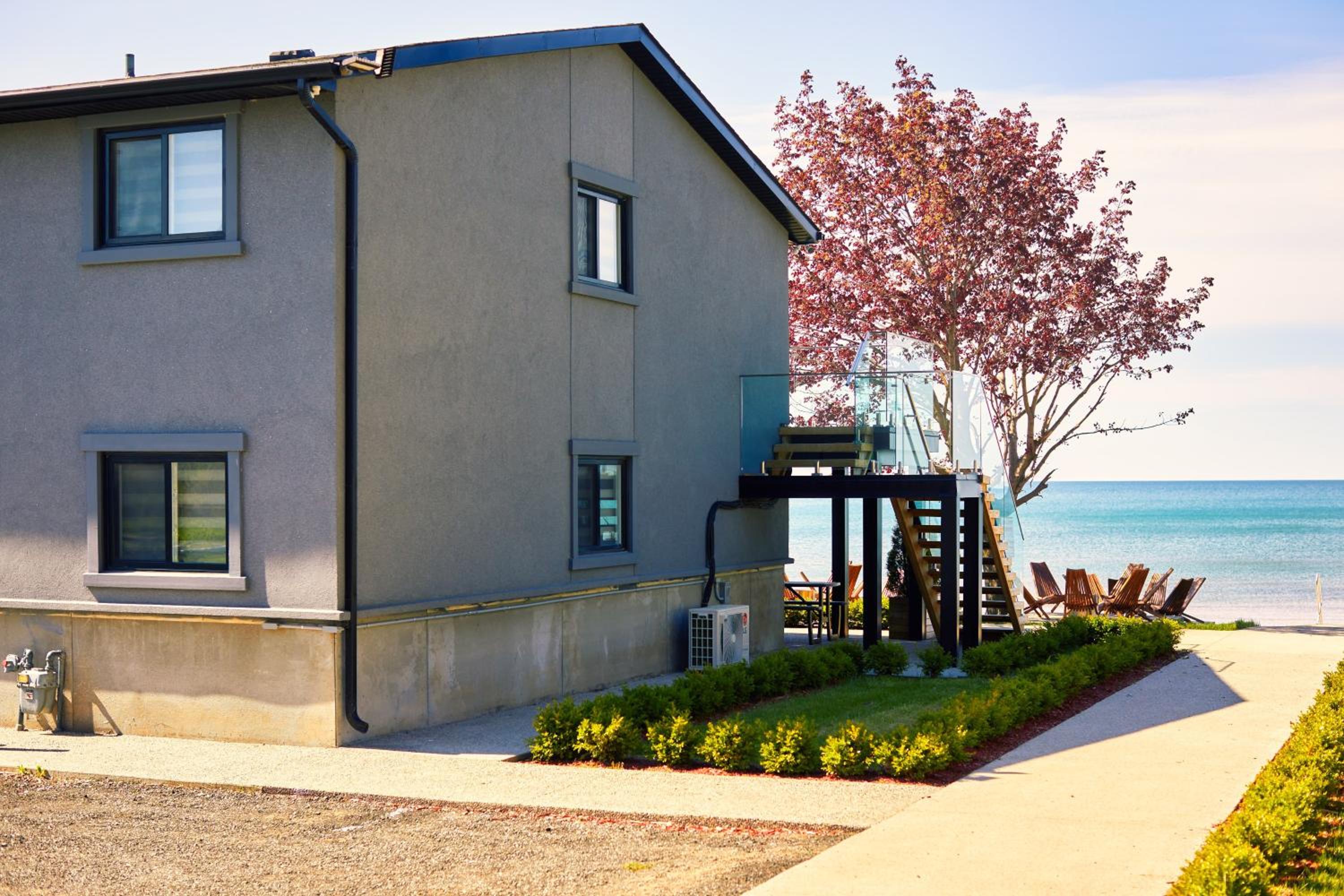 The Long Beach Resort - Beachfront Cottages & Townhouse Suites