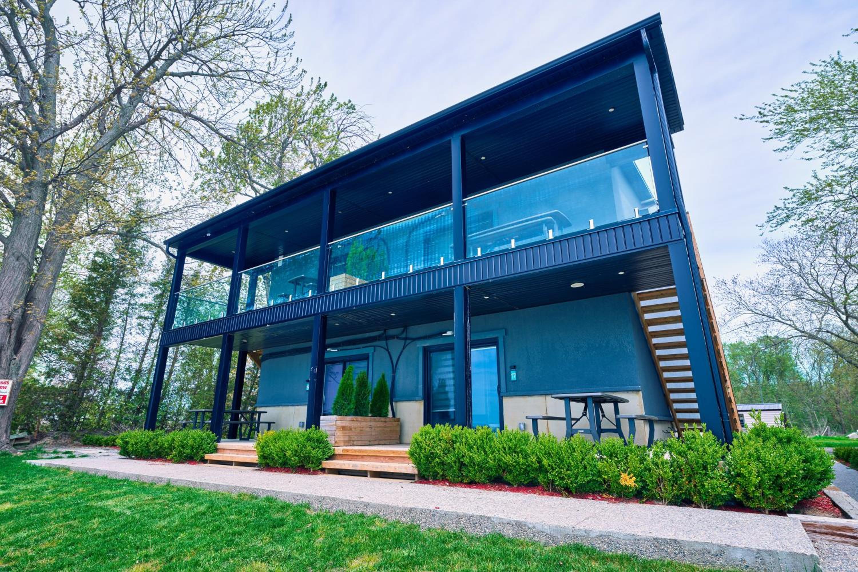 The Long Beach Resort - Beachfront Cottages & Townhouse Suites