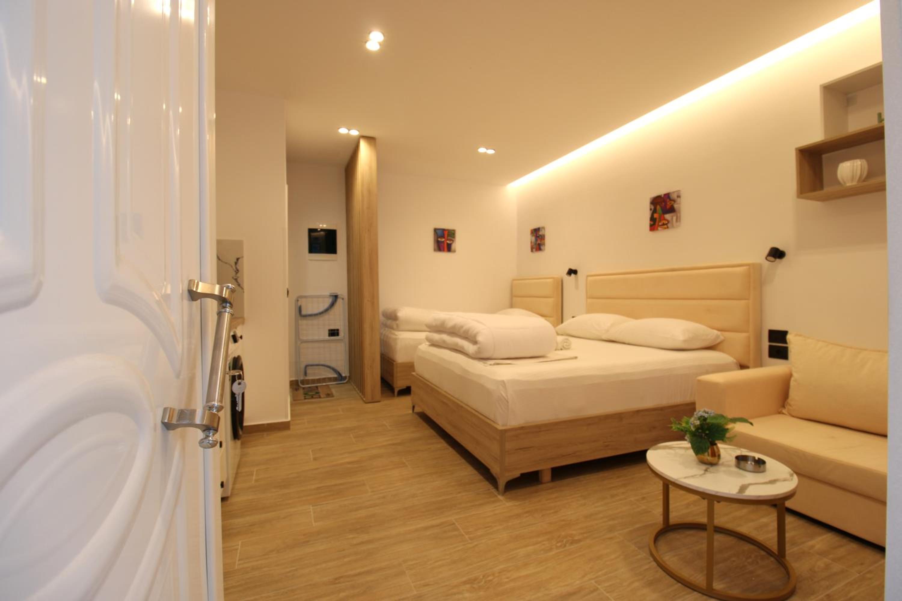 Reni Risi Deluxe Studio