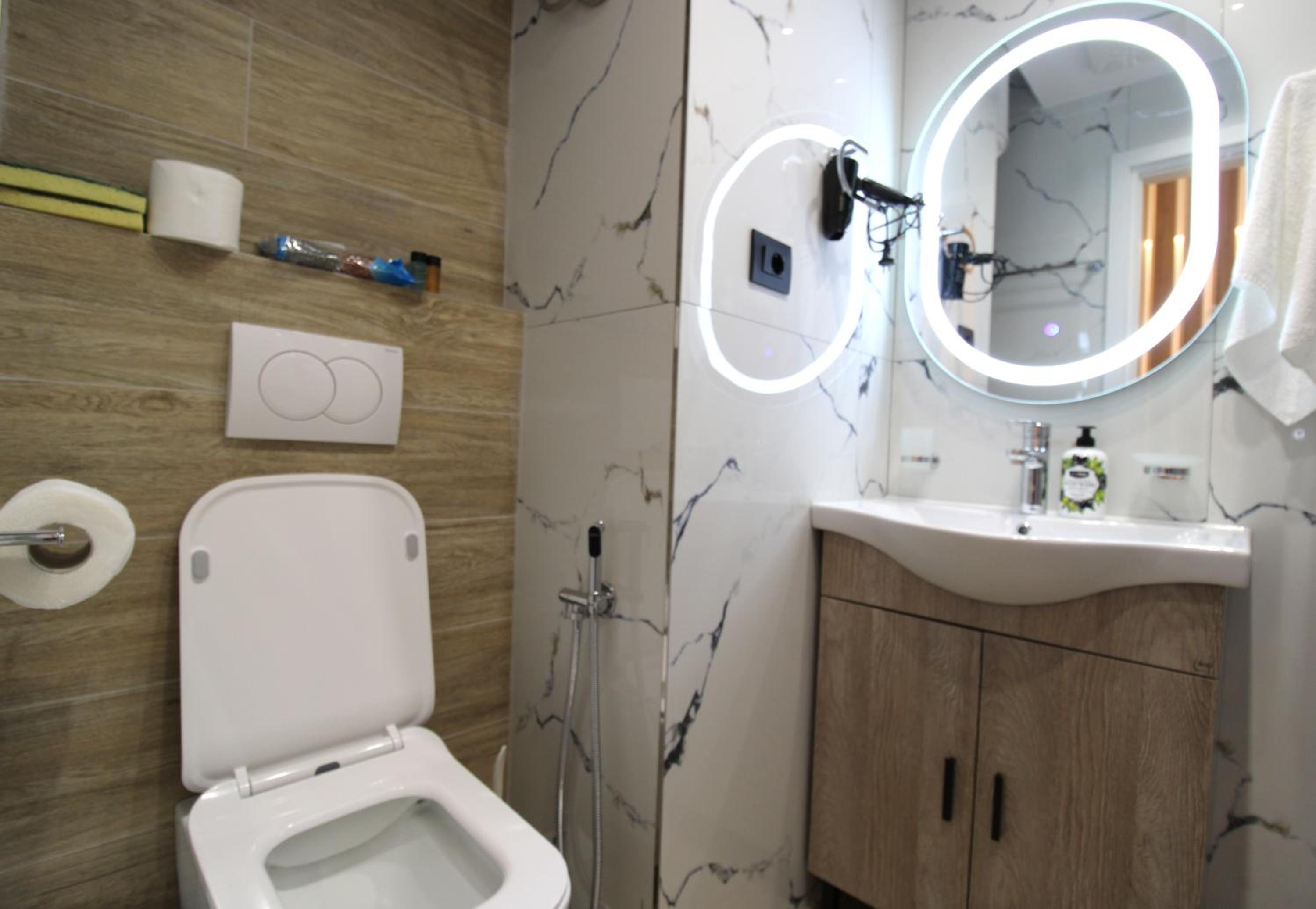 Reni Risi Deluxe Studio