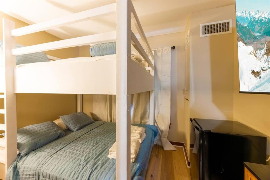 AS 328-330 Ski-InOut Bunk Beds Hot Tub Sleeps 10