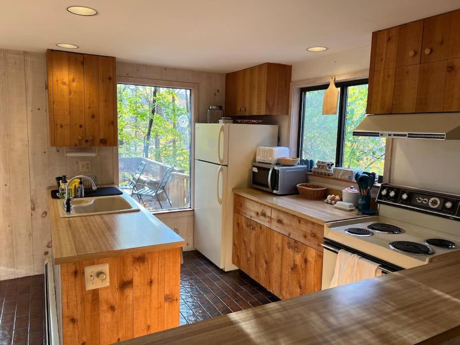 Bluebird Cottage - Large all season getaway view 4