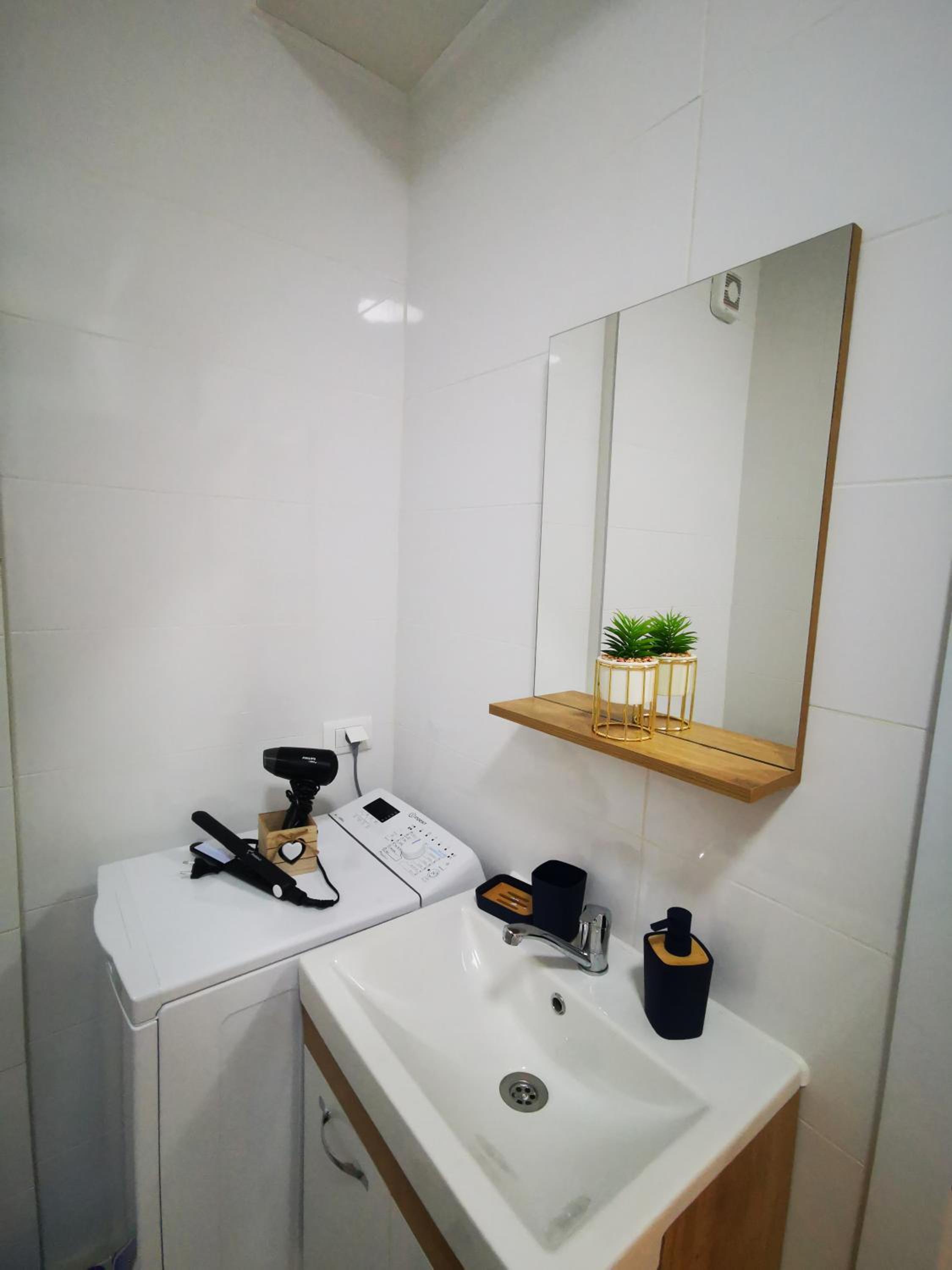 New Modern Apartment with Fast Wi-Fi & Free Private Parking view 3
