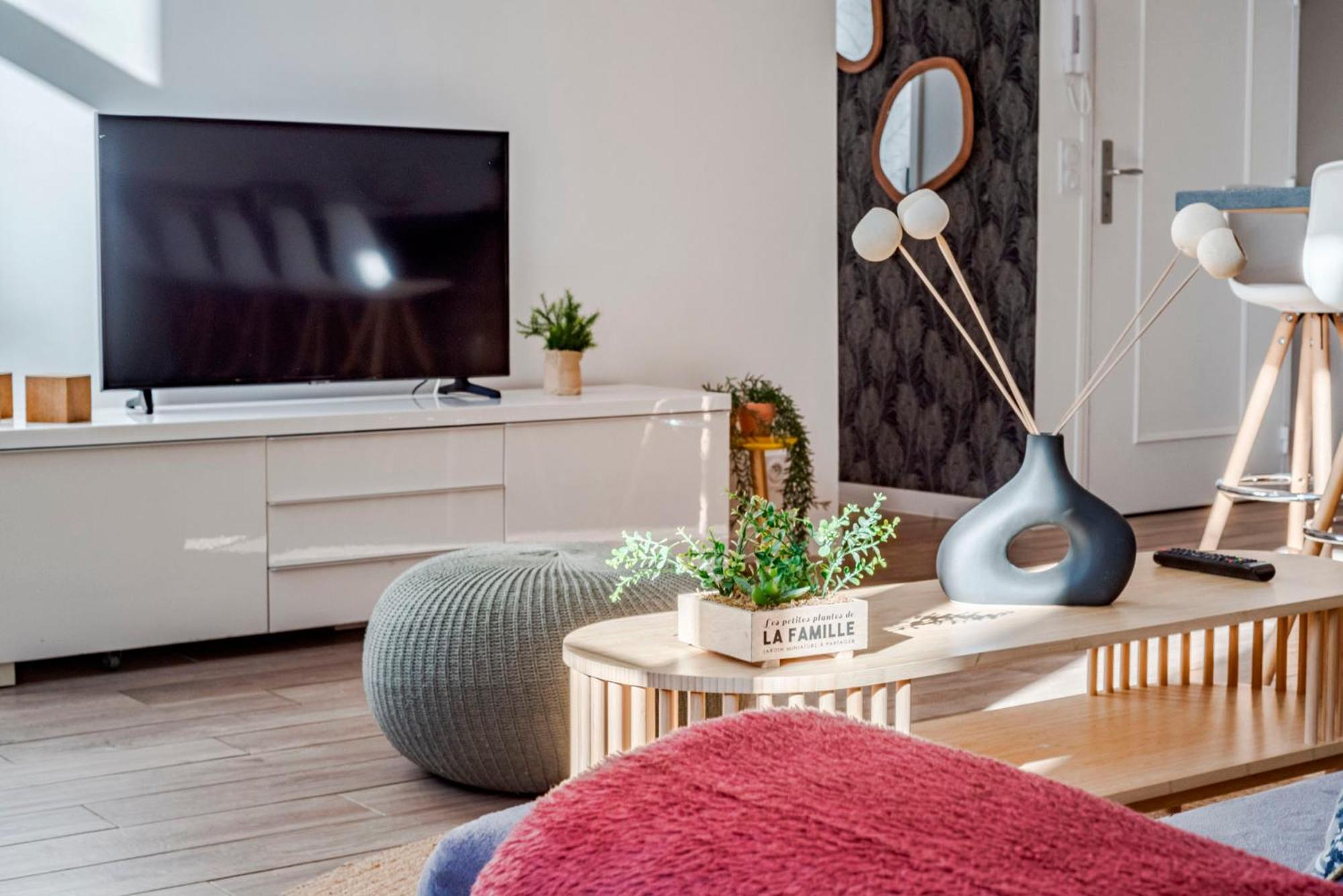 Fabulous Central 2BR - Prime Location, Walk to Croisette & Palais - By Totolulu Cannes Yellow Corner