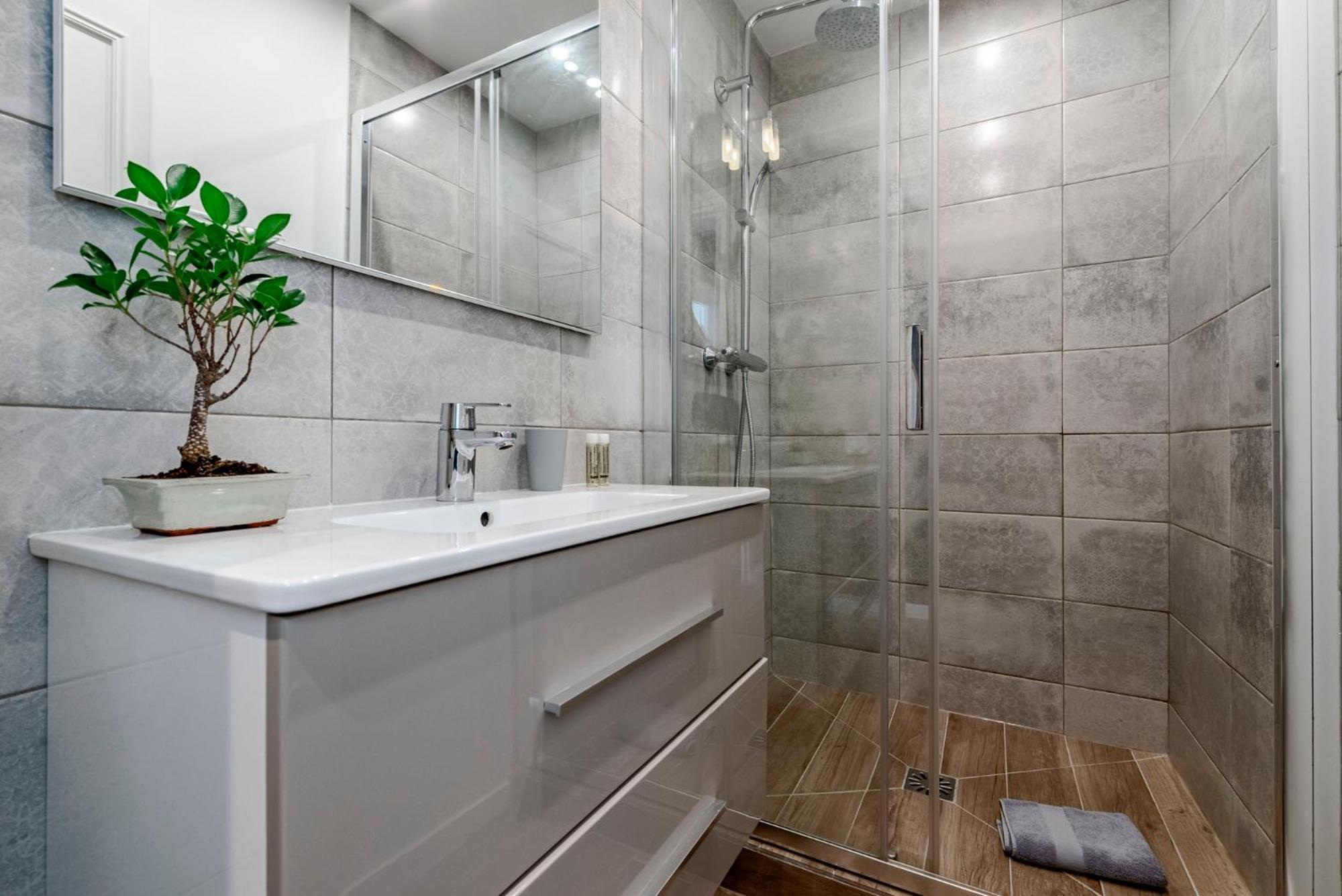 Fabulous Central 2BR - Prime Location, Walk to Croisette & Palais - By Totolulu Cannes Yellow Corner