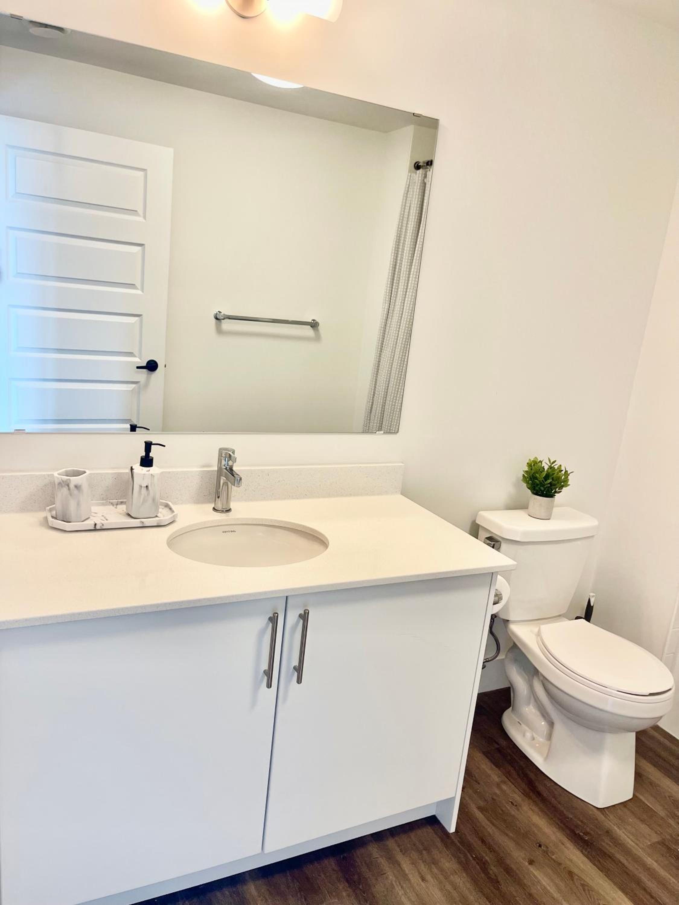 Modern Queen Room-Private Bathroom