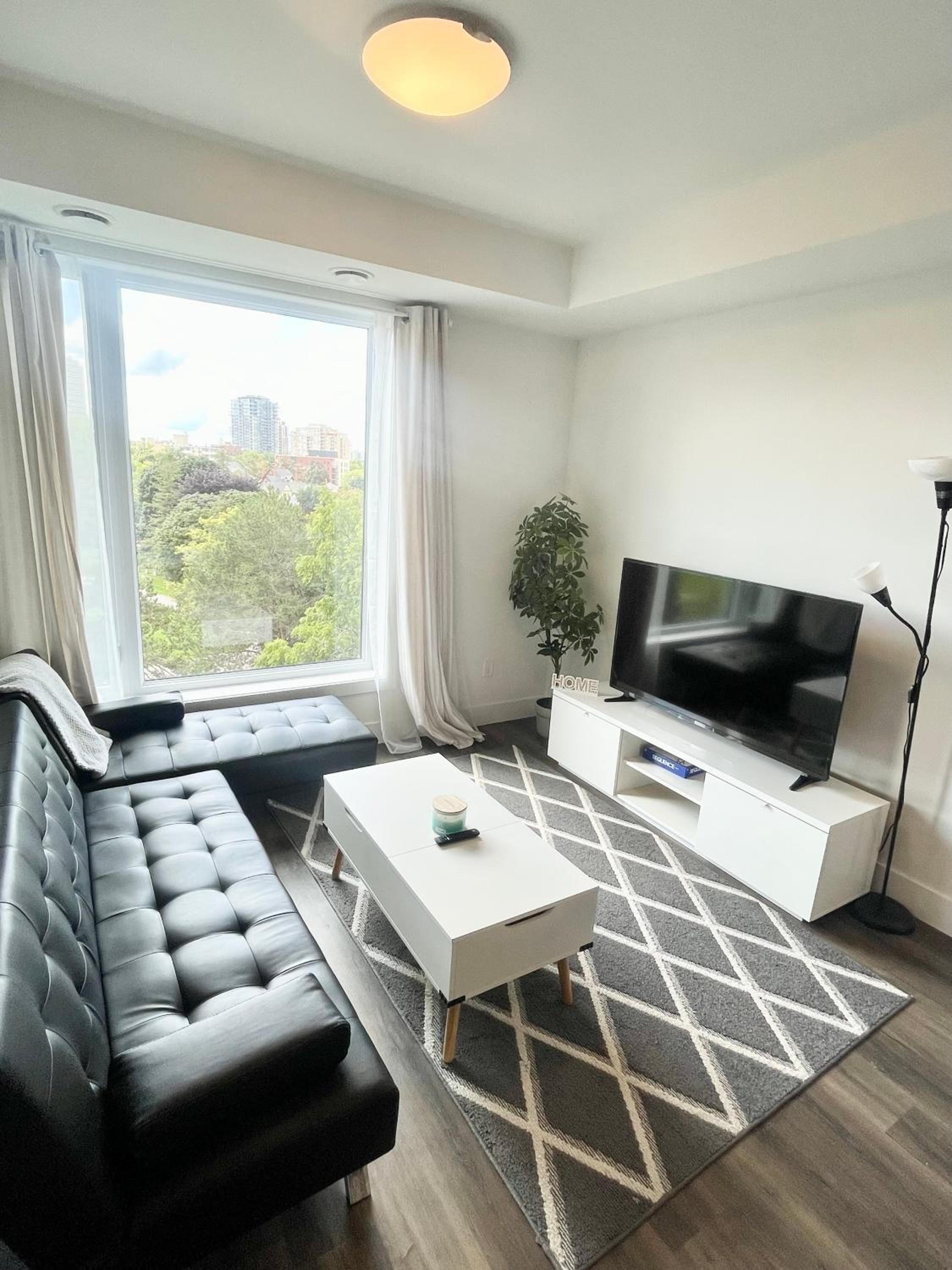 Modern Queen Room-Private Bathroom