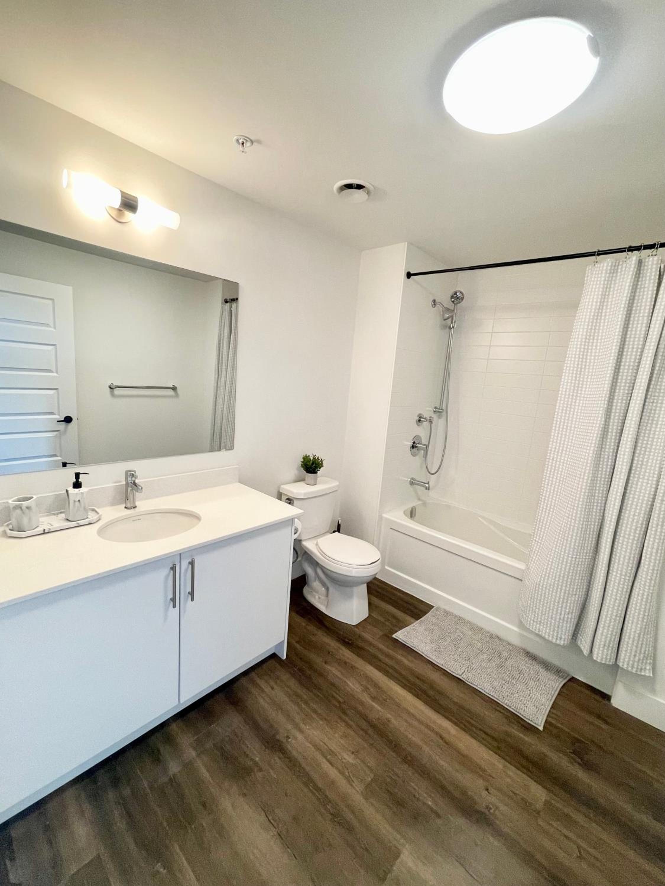 Modern Queen Room-Private Bathroom