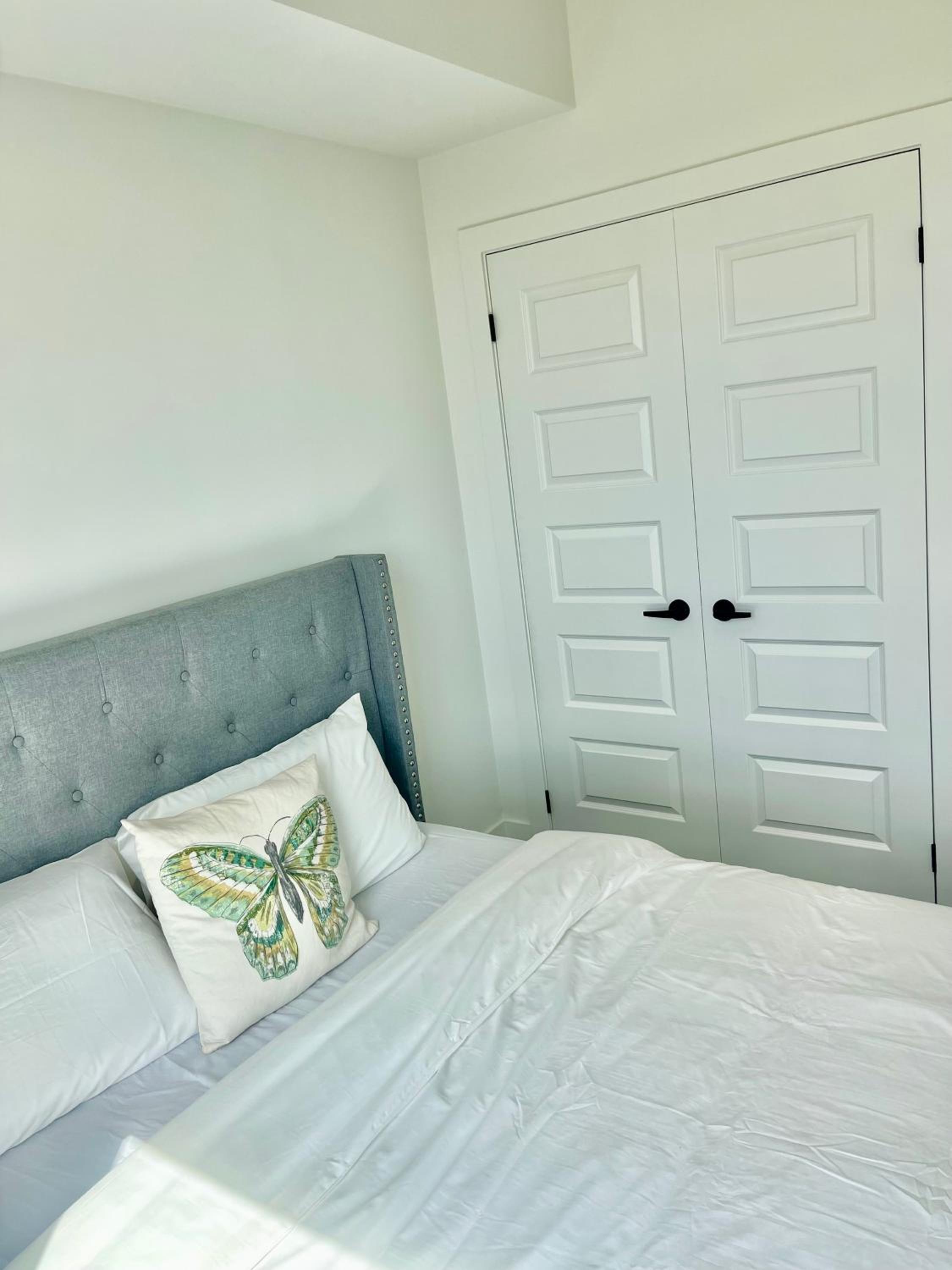 Modern Queen Room-Private Bathroom