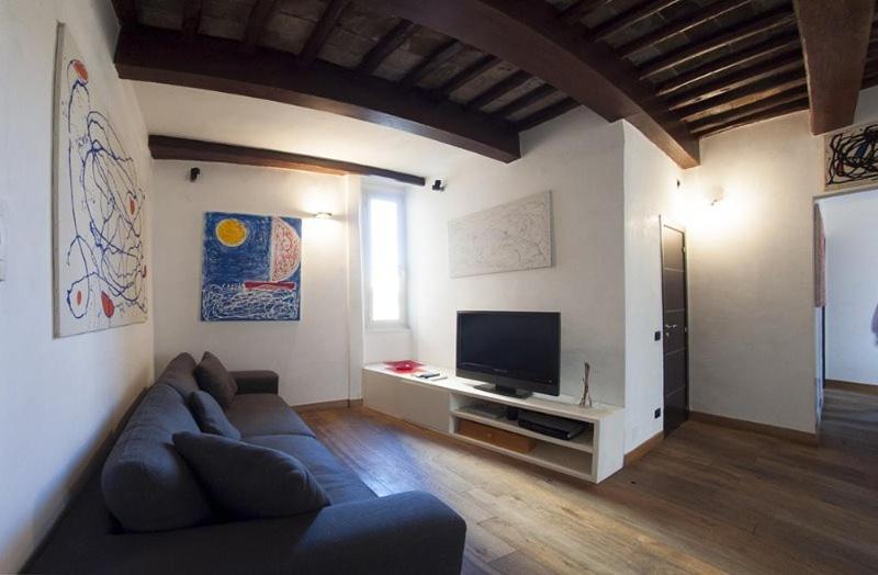 Kolis House