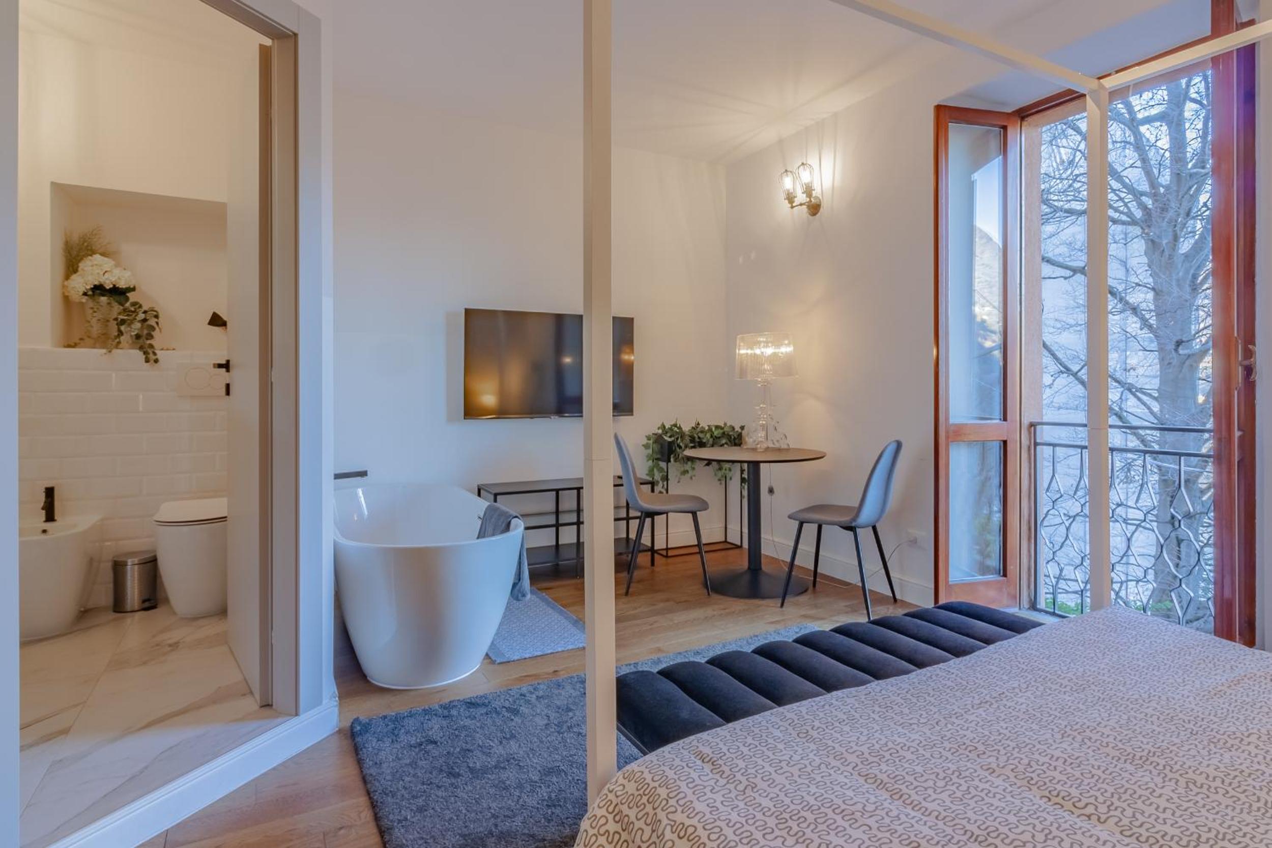 L Como Lake en Como — hotel room