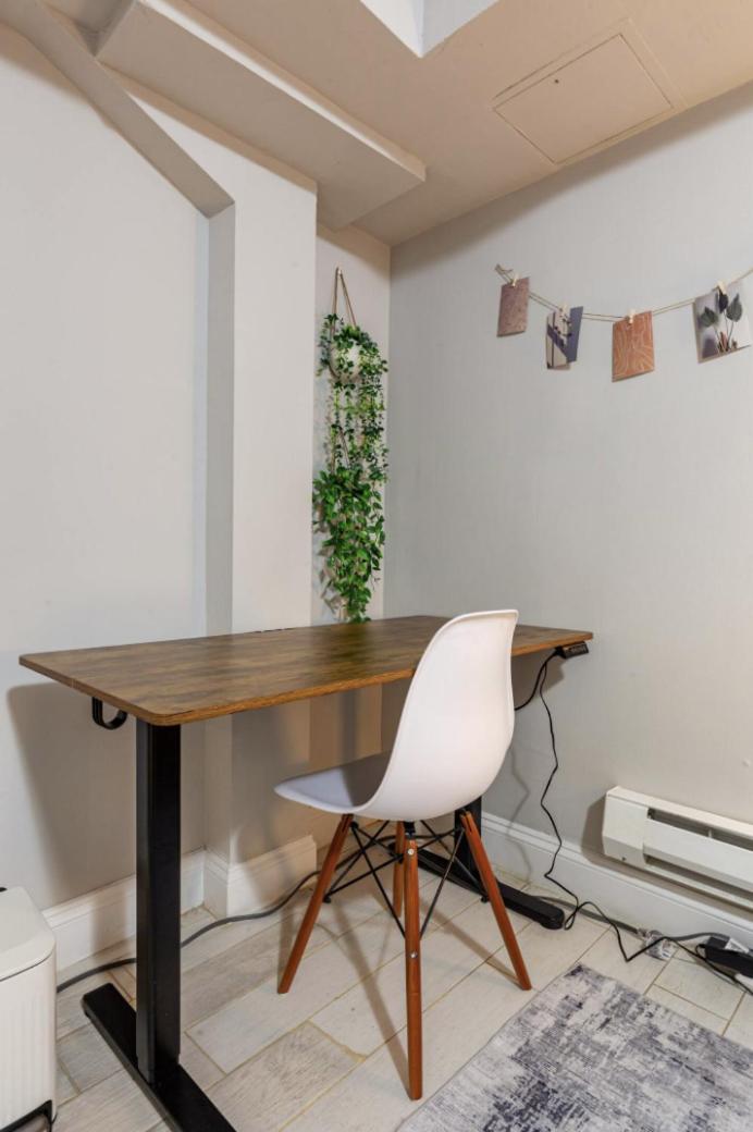 Private Room at a 3 bedroom Apt at the heart of East Village - shared apartment