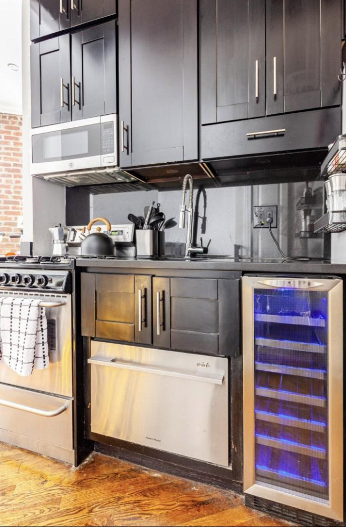 Private Room at a 3 bedroom Apt at the heart of East Village - shared apartment