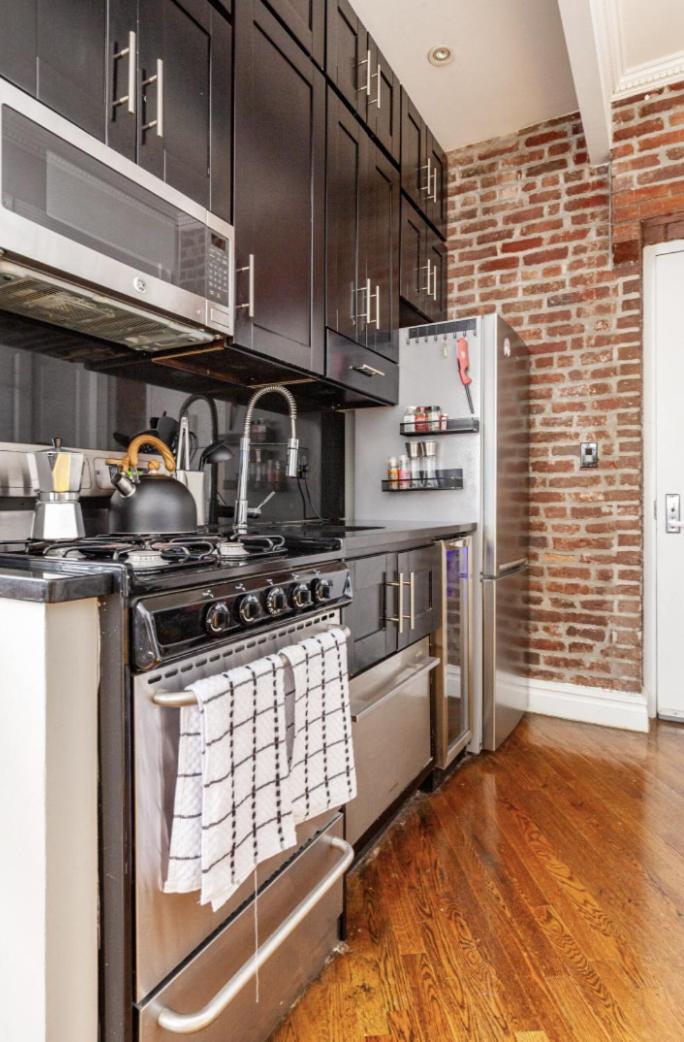 Private Room at a 3 bedroom Apt at the heart of East Village - shared apartment
