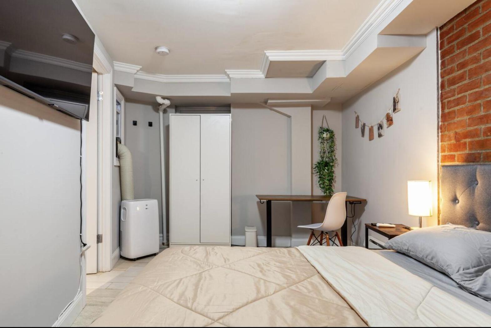 Private Room at a 3 bedroom Apt at the heart of East Village - shared apartment